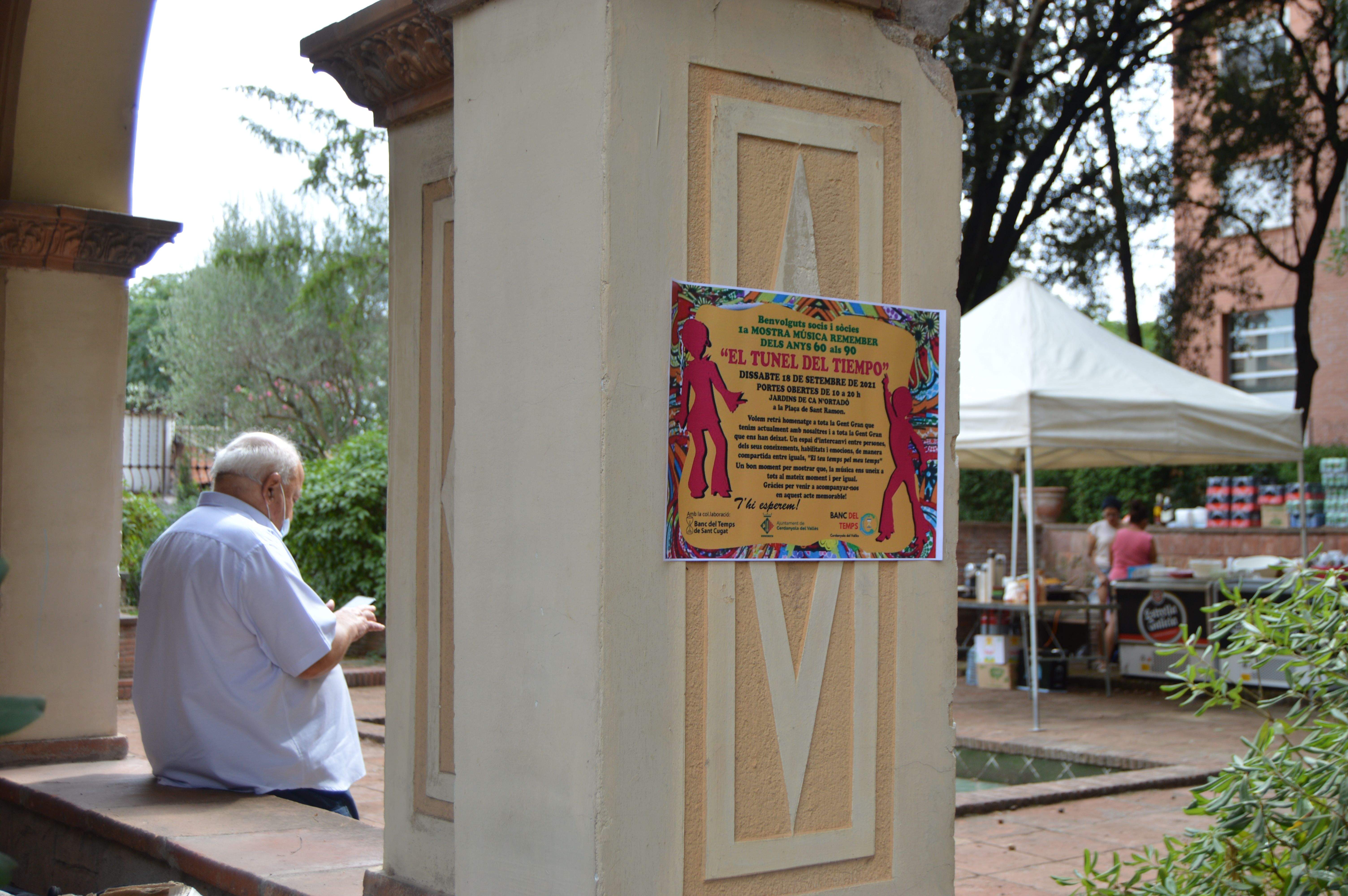 Senyor gran esperant que comeni 'El túnel del tiempo'. FOTO: Nora Muñoz