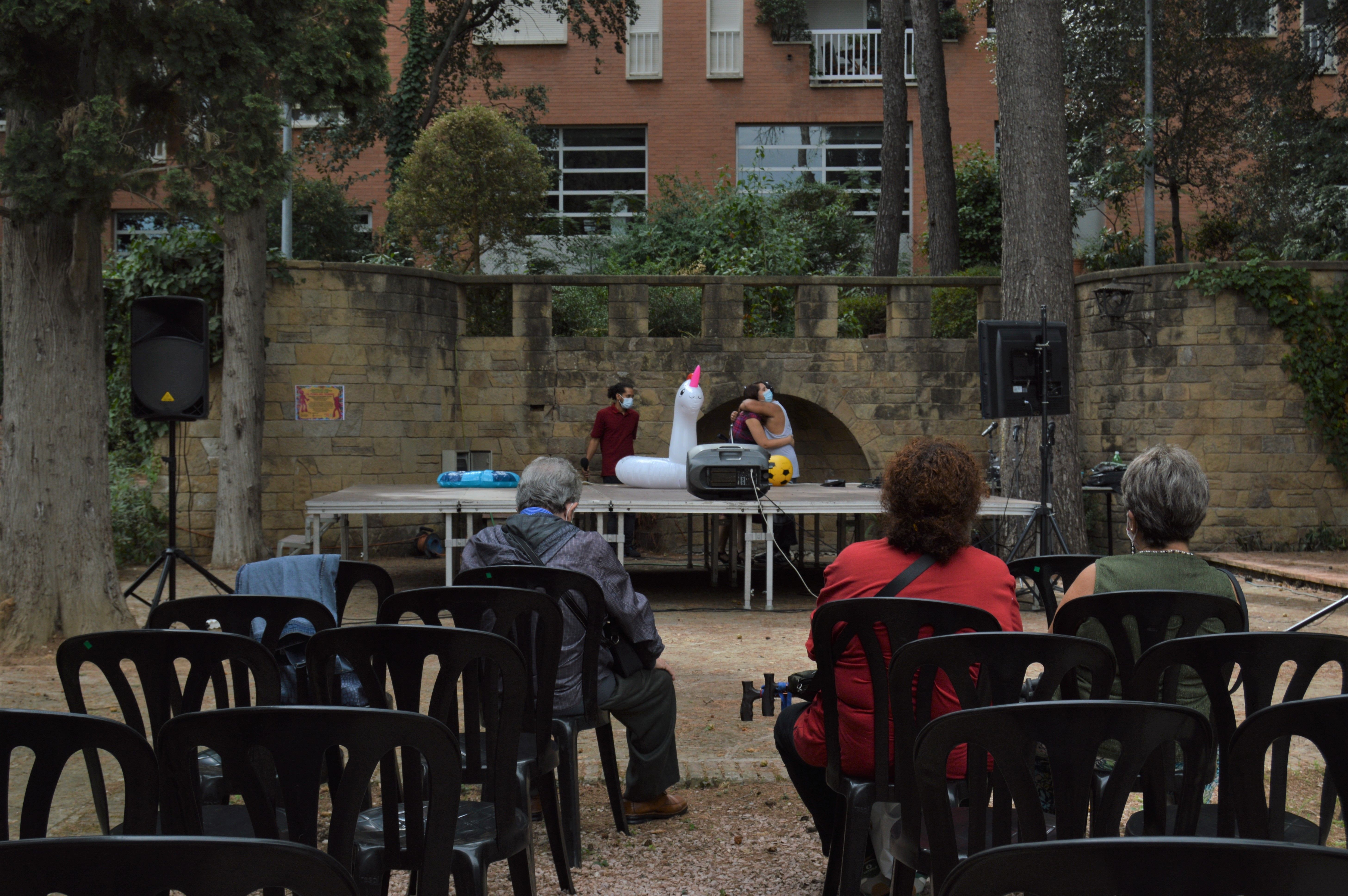 Escenari preparat per l'esdeveniment als Jardins de Ca n'Ortadó. FOTO: Nora Muñoz 