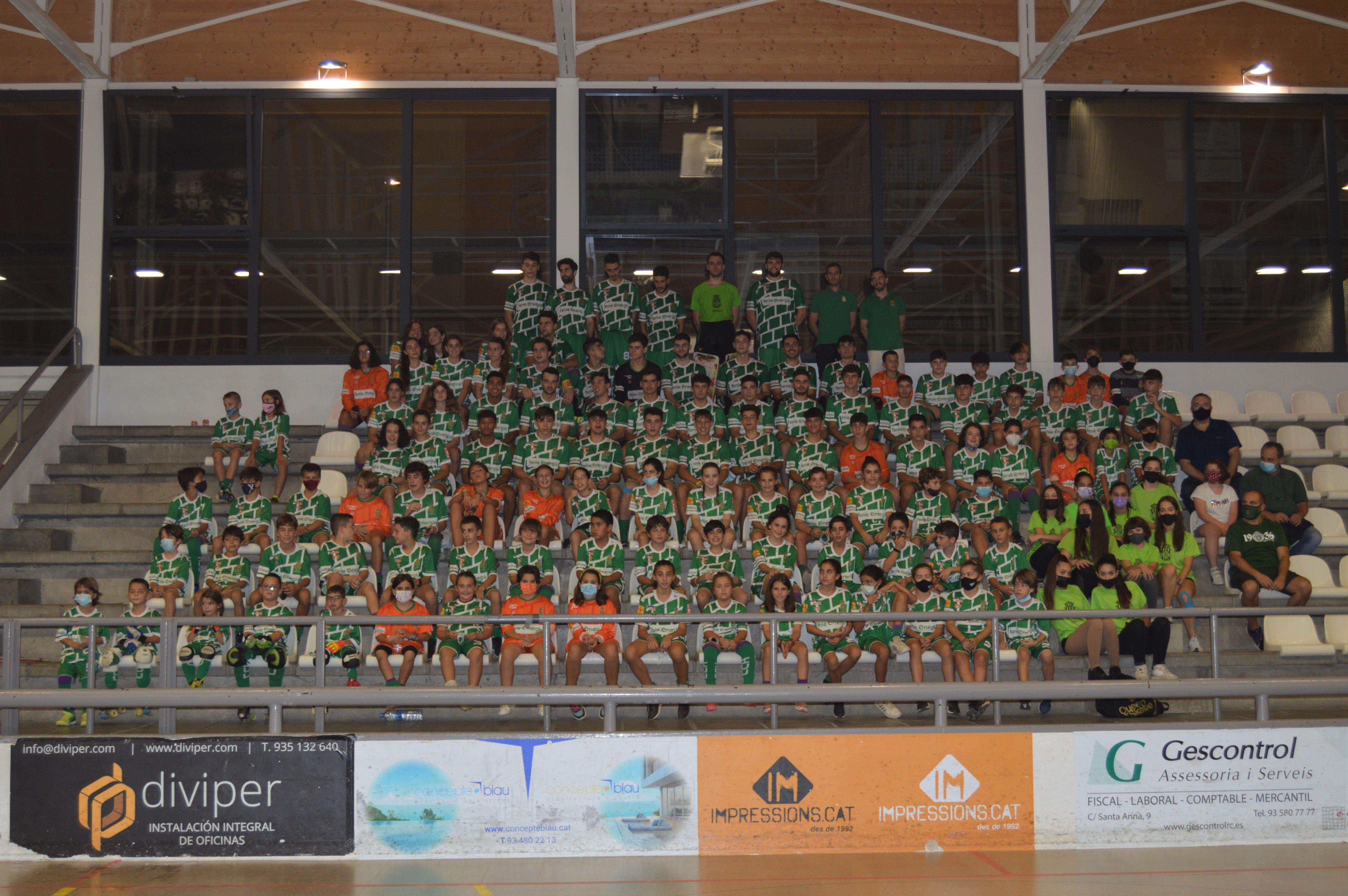 La foto de família del Cerdanyola Club d'Hoquei de la temporada 2021-22. FOTO: Nora Muñoz