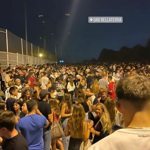 El 'macrobotellón' de la UAB va arreplegar unes 8.000 persones.