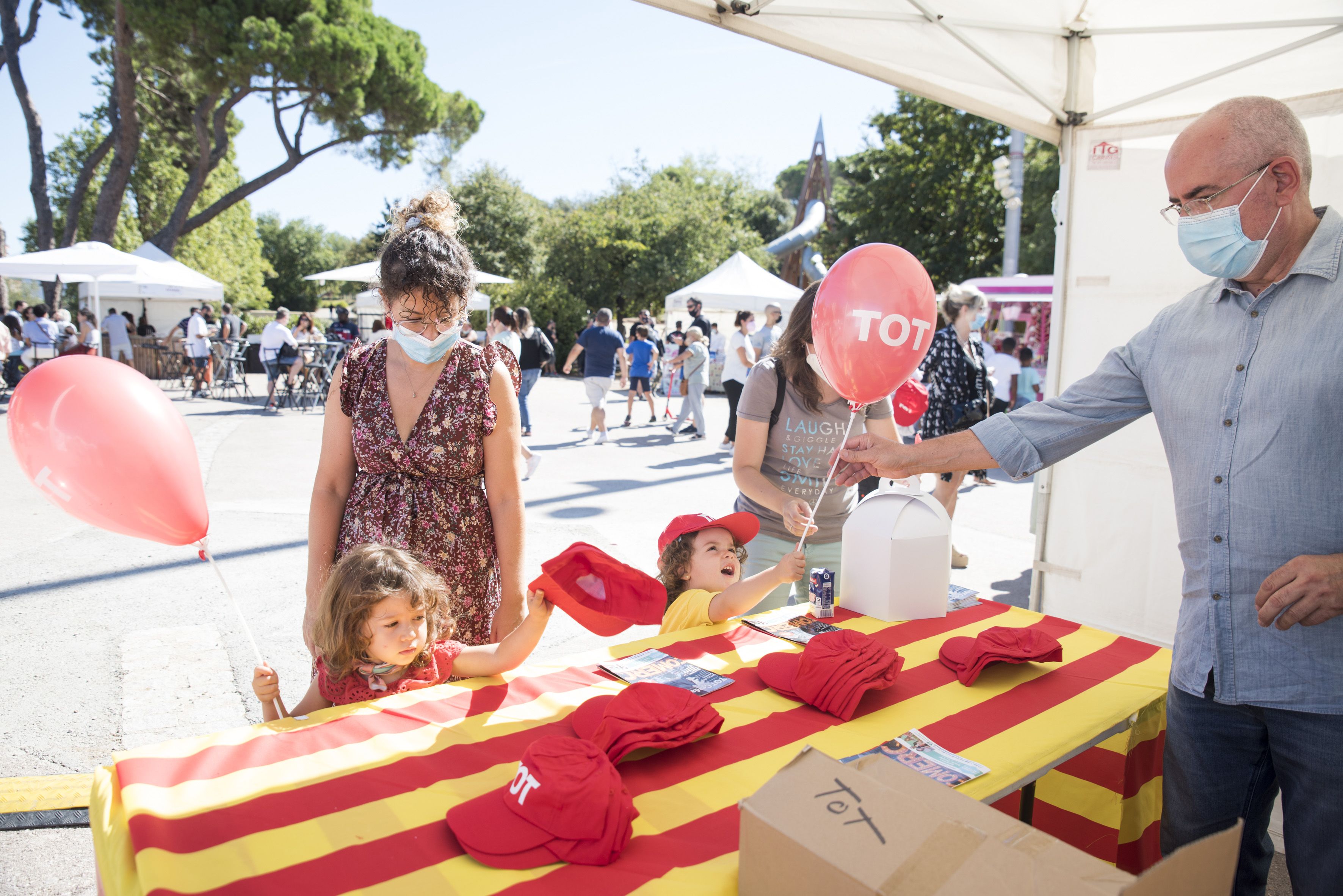 El Tot està a prop de les famílies en les fires de comerç de Cerdanyola. FOTO: Bernat Millet