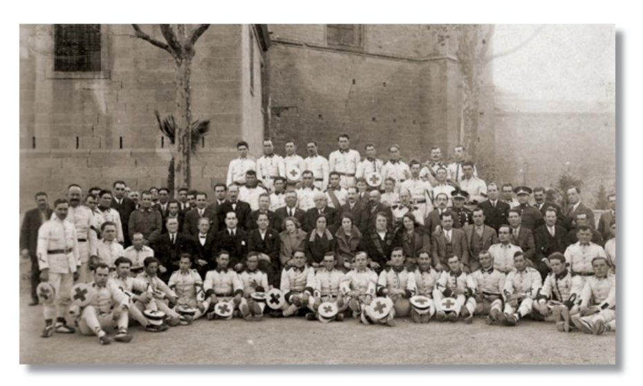 Imatge històrica de voluntaris de la Creu Roja. FOTO: Creu Roja Cerdanyola - Ripollet - Montcada