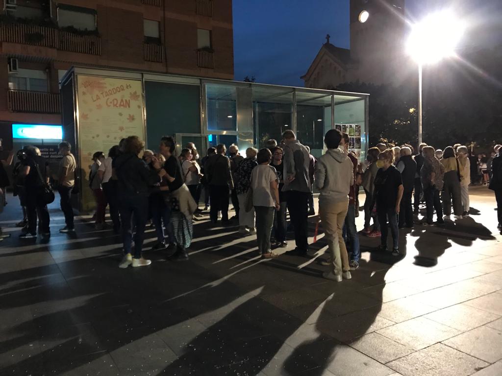 Gent concentrada en suport de Carles Puigdemont. FOTO: Nora Muñoz