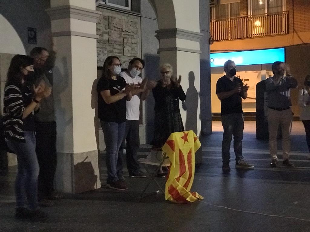 Els partitis independentistes, l'AMI i l'ANC a la concentració en suport de Puigdemont. FOTO: Nora Muñoz Els partitis independentistes, l'AMI i l'ANC a la concentració en suport de Puigdemont. FOTO: Nora Muñoz