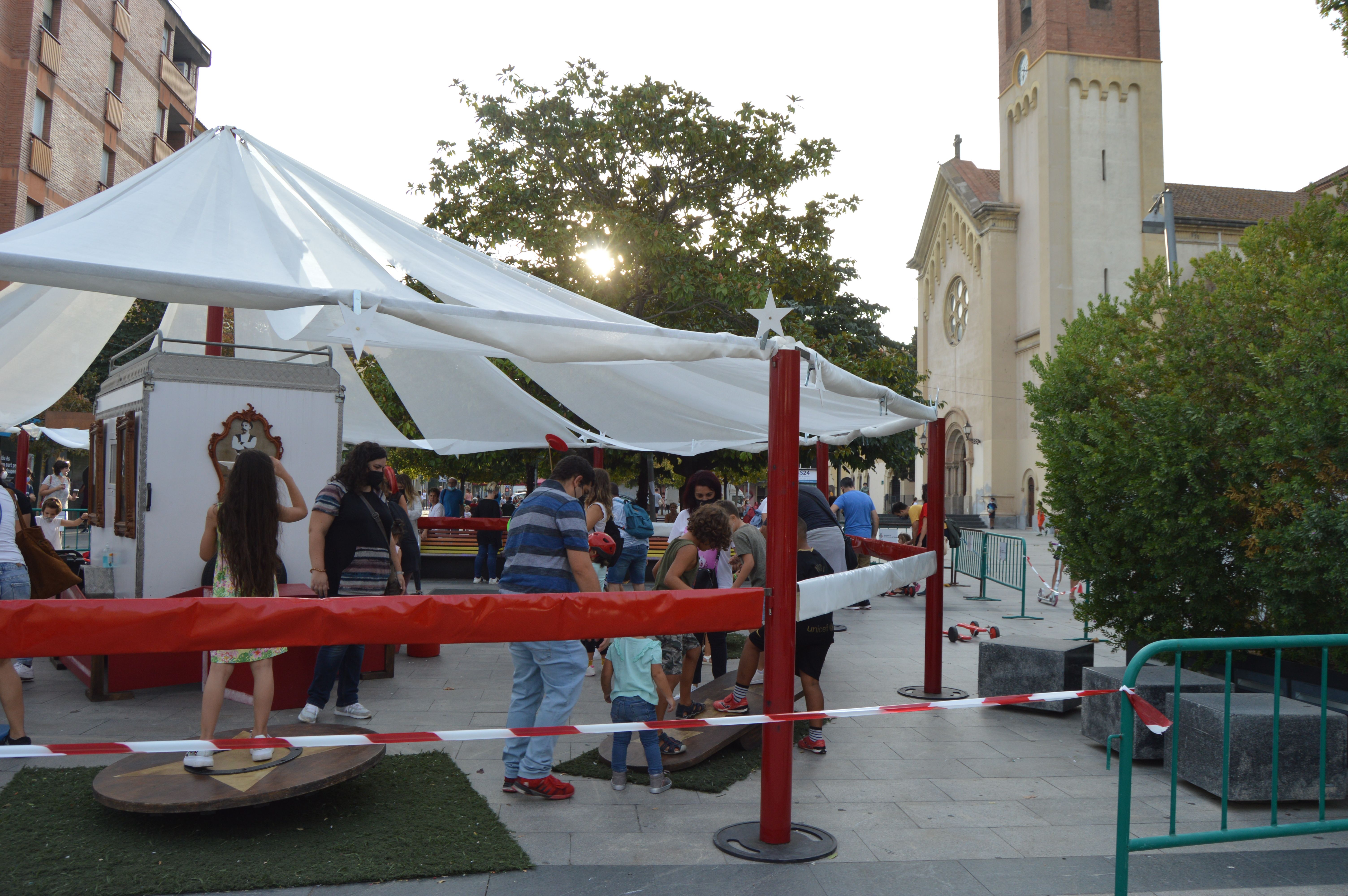Activitat 'La carpa invisible del Sr. Trifelli' a la Plaça Abat Oliba. FOTO: Nora Muñoz