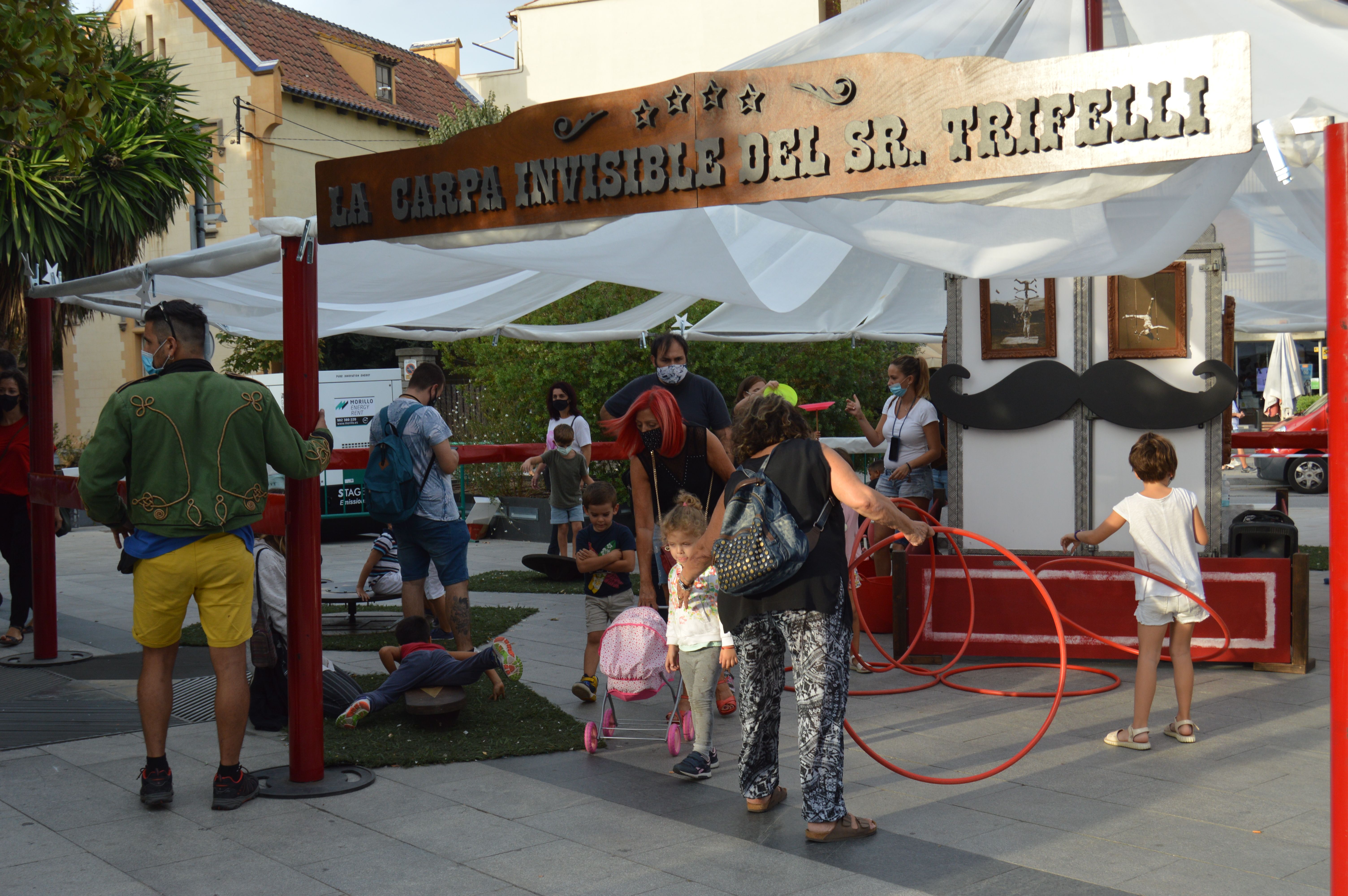 Activitat 'La carpa invisible del Sr. Trifelli' a la Plaça Abat Oliba. FOTO: Nora Muñoz