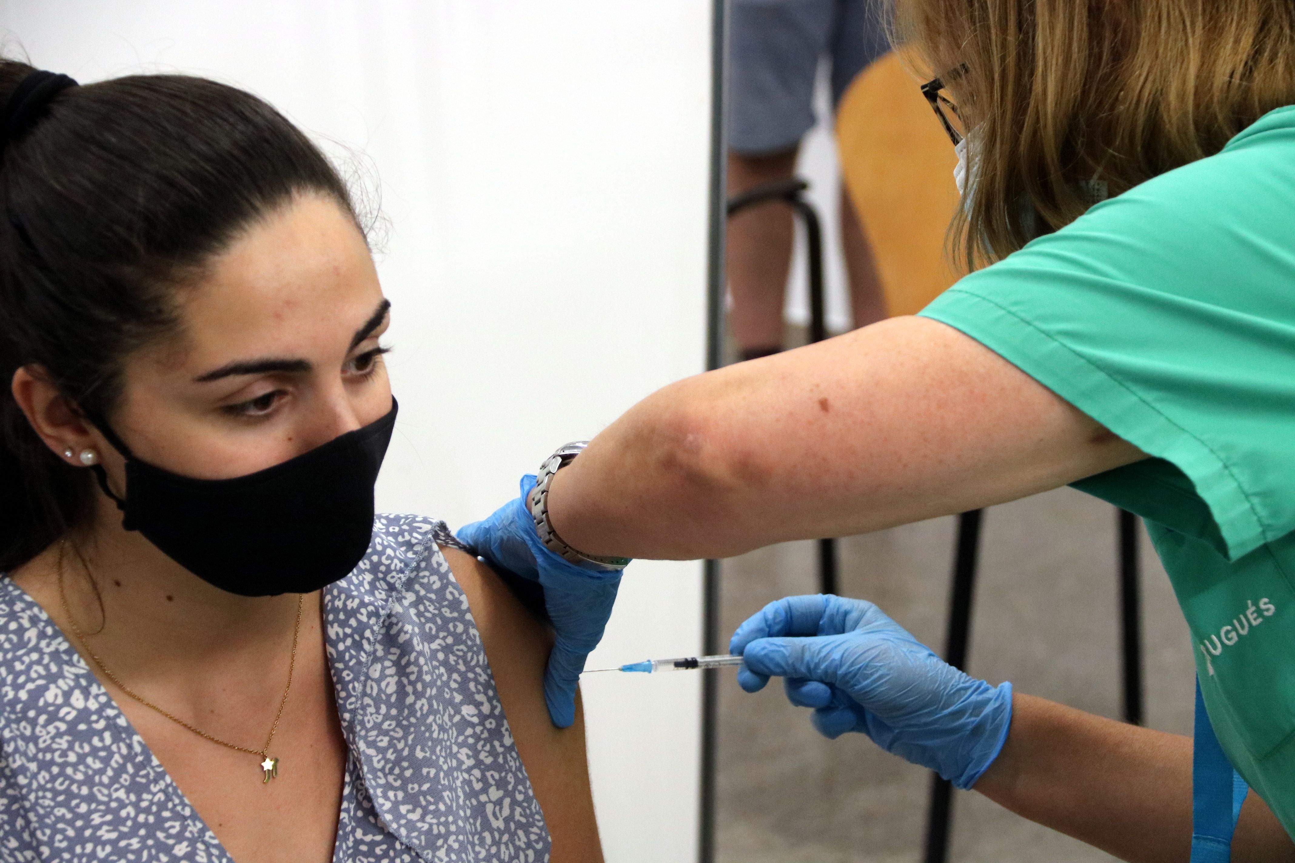 Administració d'una vacuna a la UAB. FOTO: Àlex Recolons (ACN)
