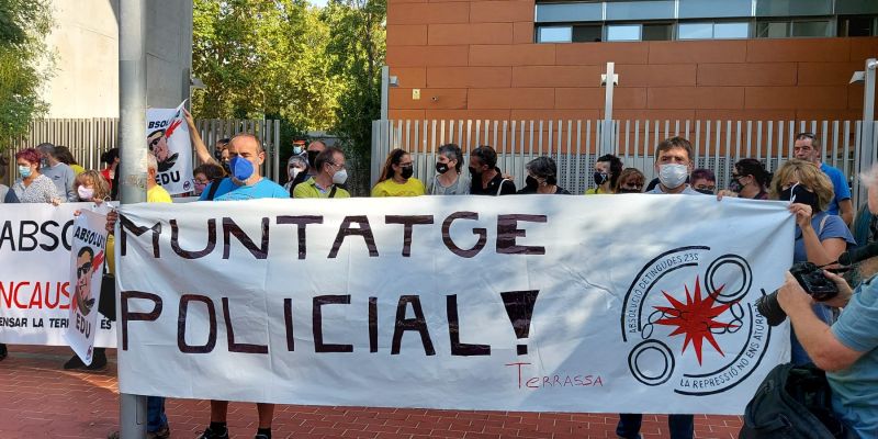 Una cinquantena de persones s'han concentrat en suport a Edu Garzon davant dels jutjats de Cerdanyola. FOTO: JLSilva