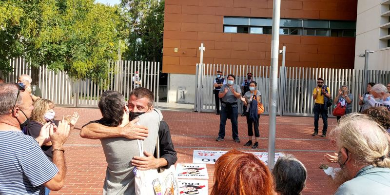 Edu Garzón ha rebut l'escalf de la gent a l'entrada i a la sortida de la compareixença als jutjats. FOTO: JLSilva