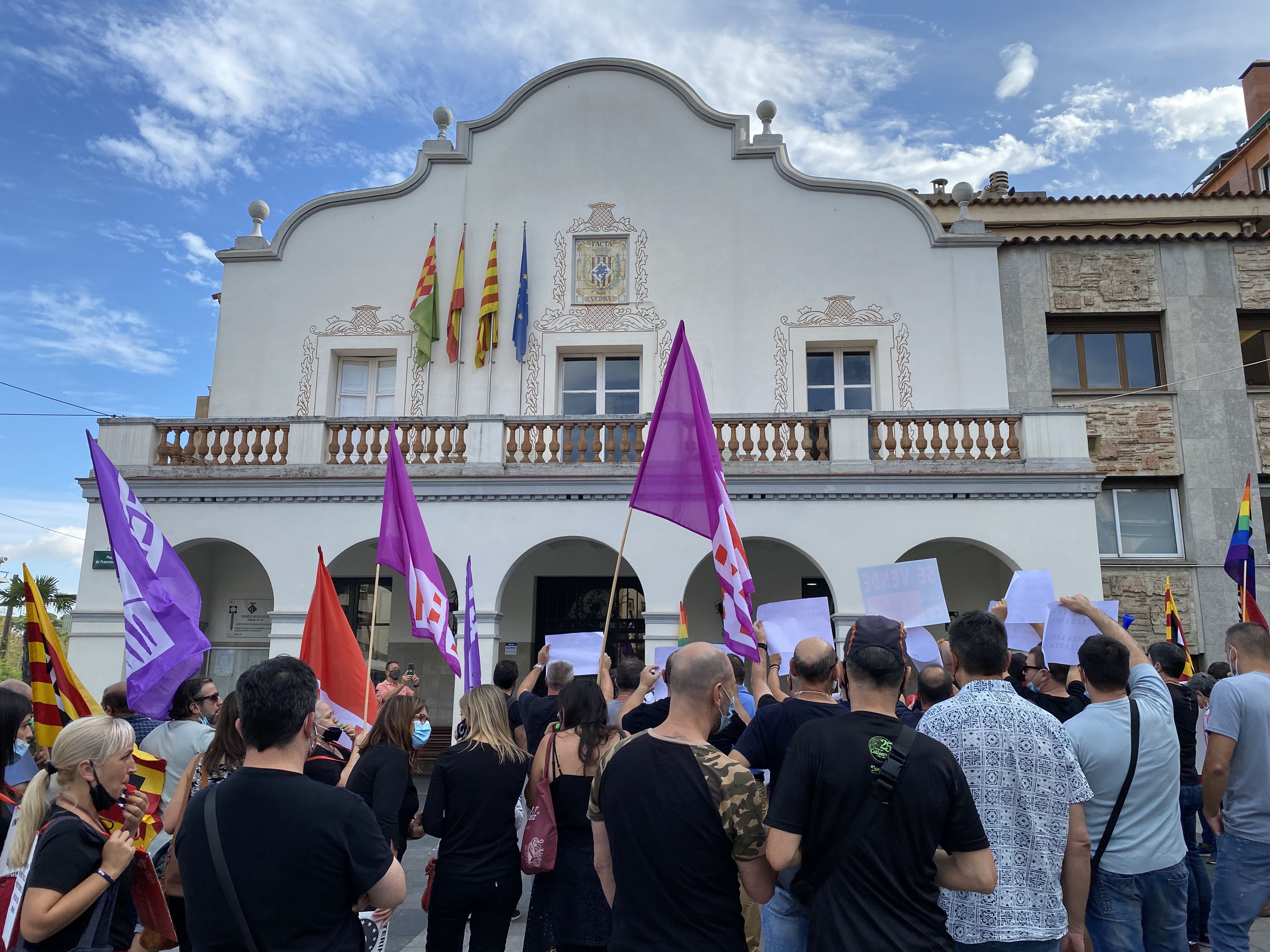 La protesta dels treballadors de l'Ajuntament s'ha fet davant l'edifici consistorial. FOTO: Mónica GM