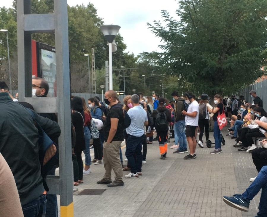 Aglomeració de gent esperant el tren a l'estació de Cerdanyola a primera hora de dijous. FOTO: Nora Muñoz