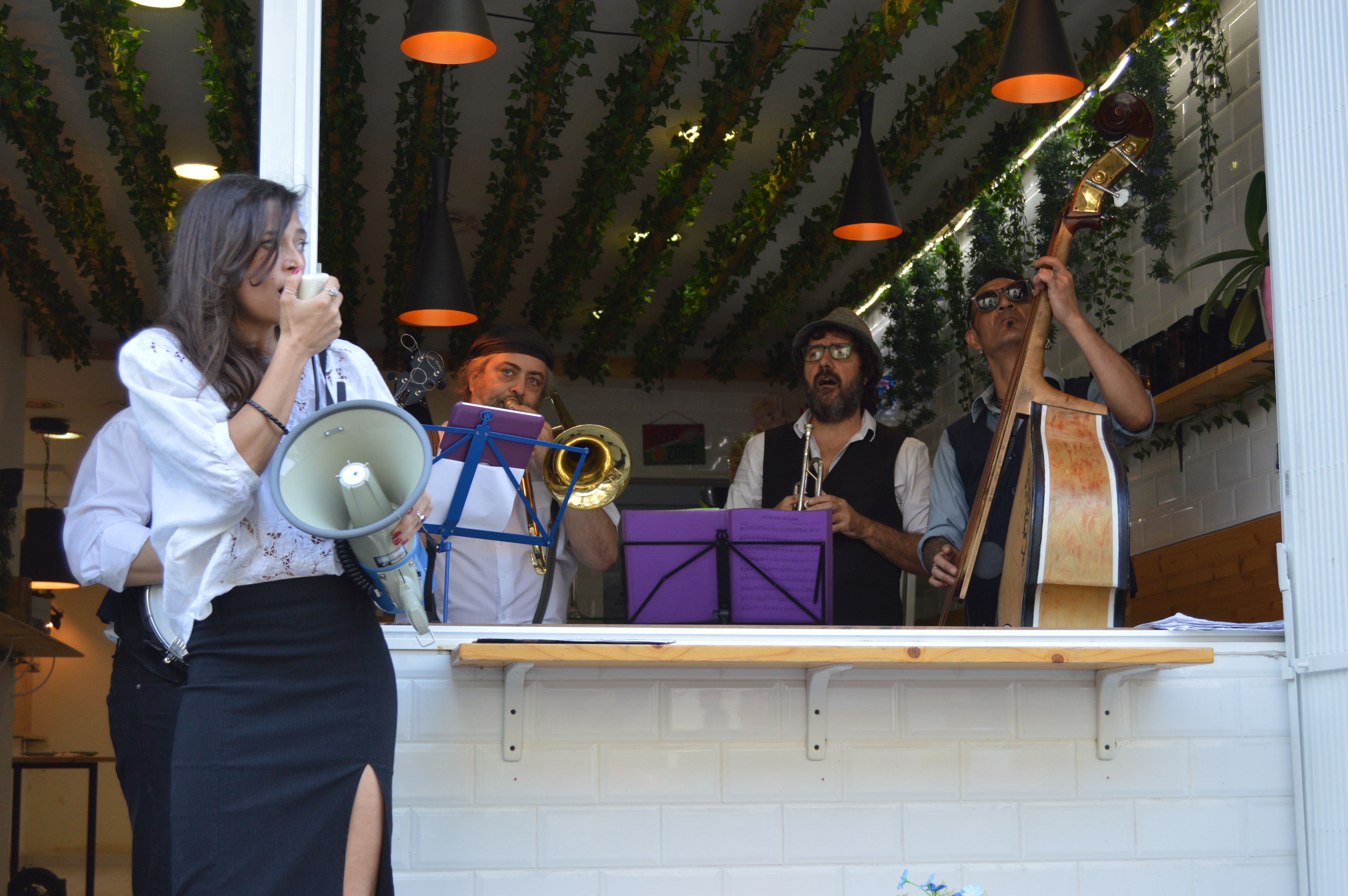 Concert del grup Hola que Dixie al bar de la Galindeta dissabte al matí. FOTO: Nora Muñoz