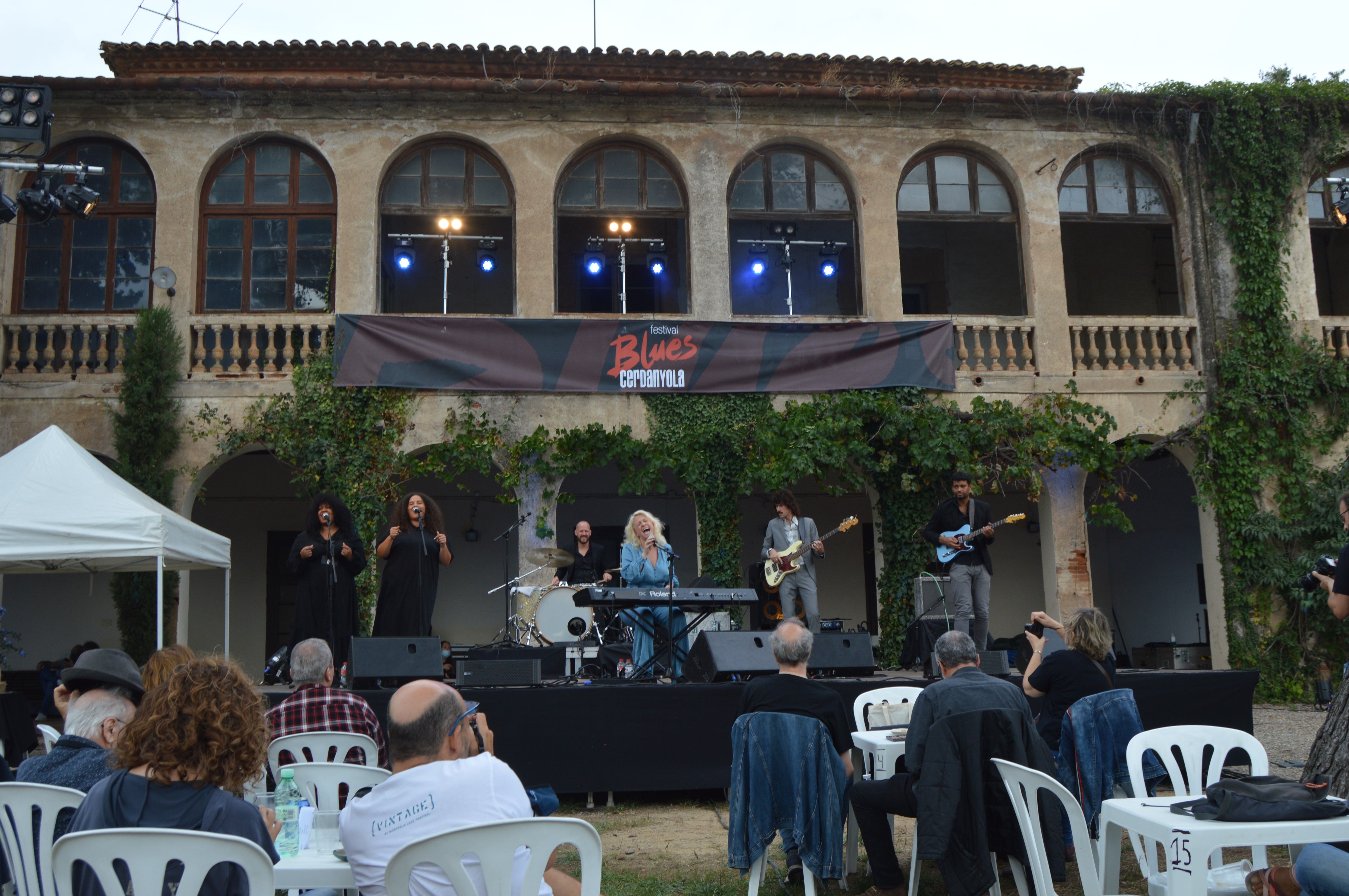 Concert de Izo Fitroy el matí de diumenge a Can Cordelles. FOTO: Nora Muñoz Concert de Izo Fitroy el matí de diumenge a Can Cordelles. FOTO: Nora Muñoz