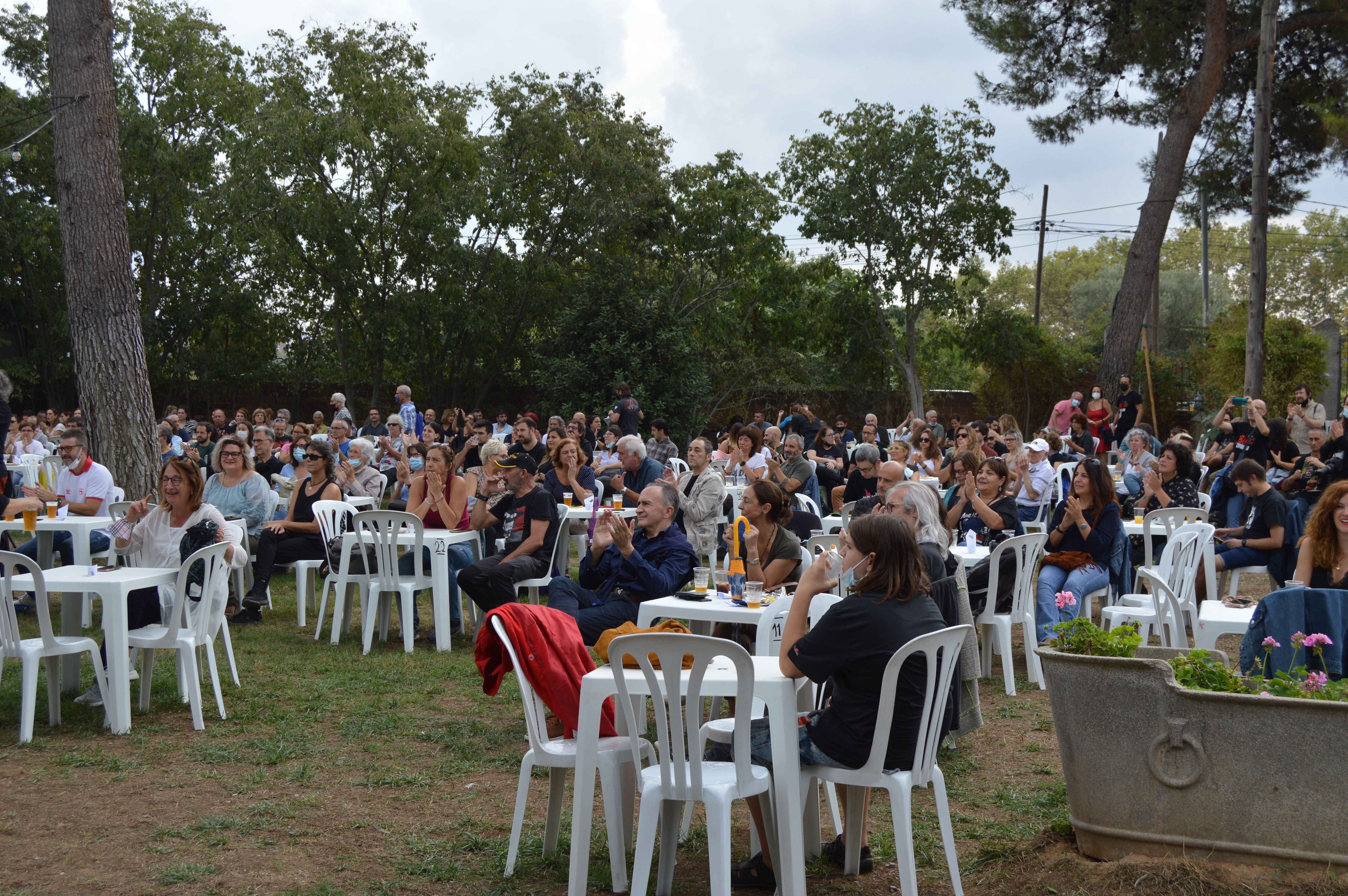 Públic al concert de Izo Fitroy el matí de diumenge a Can Cordelles. FOTO: Nora Muñoz