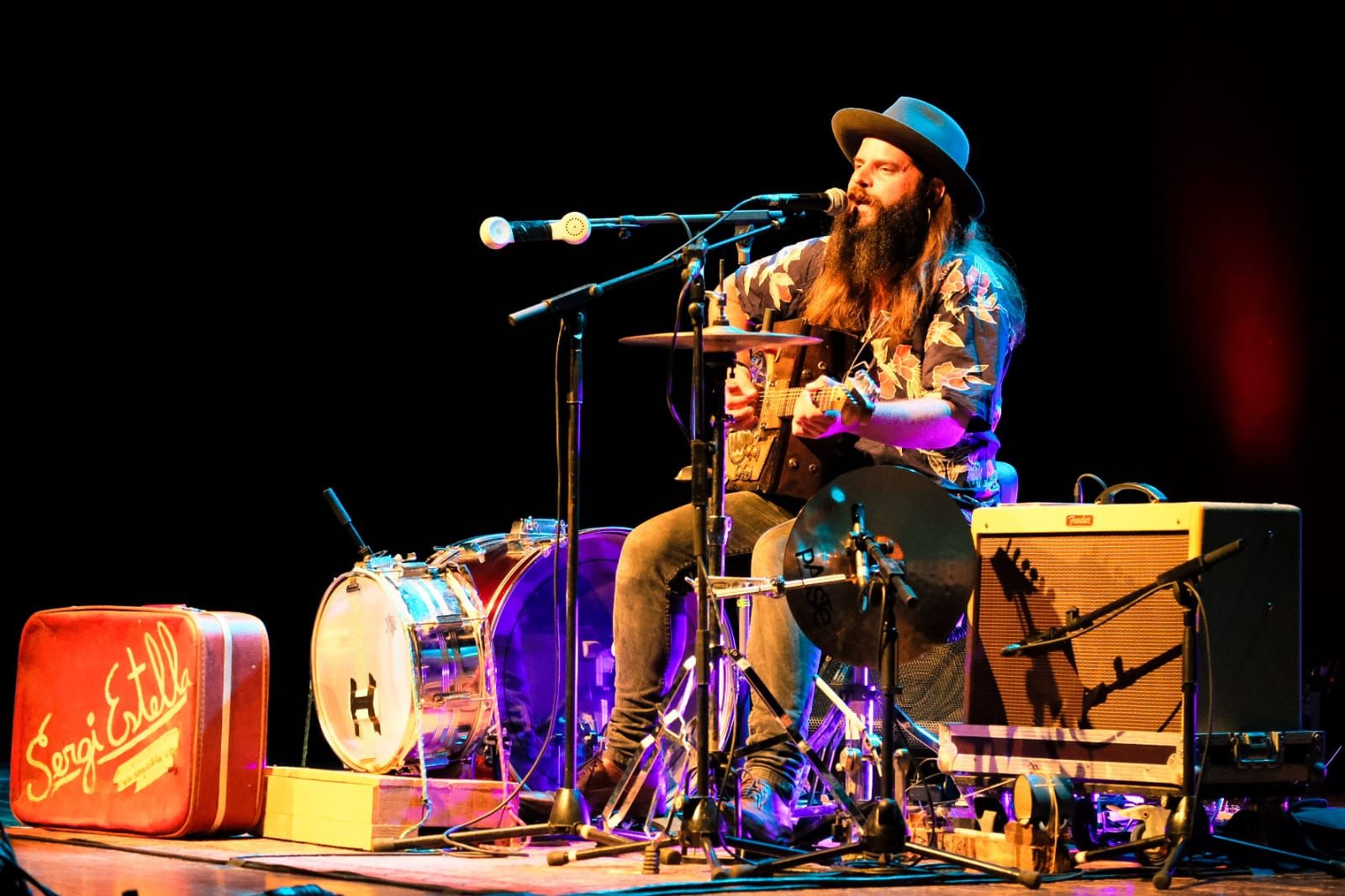 Sergi Estella actuant al Teatre Ateneu amb la seva guitarra-calaix 'handmade'. FOTO: Ale Gómez