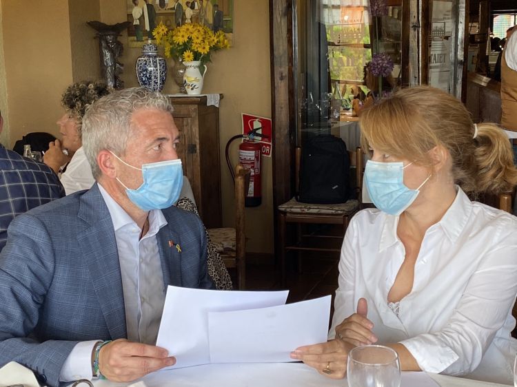 El conseller d'Educació, Josep G. Cambray, es reuneix amb la regidora d'ERC Helena Solà. FOTO: ERC