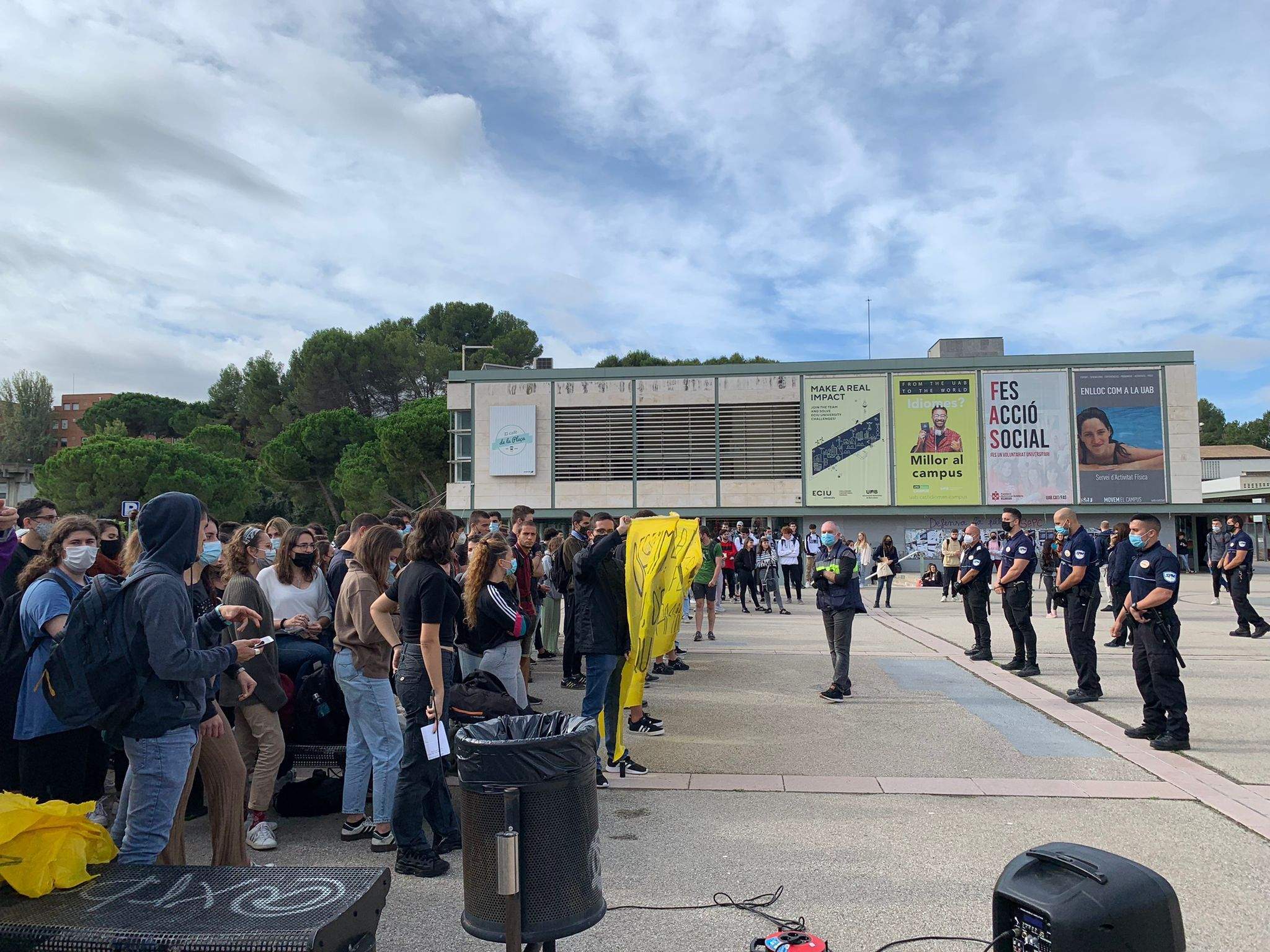 Manifestants antifeixistes davant el cordó de seguretat que s'ha situat davant la carpa de S'ha acabat. FOTO: SEPC UAB