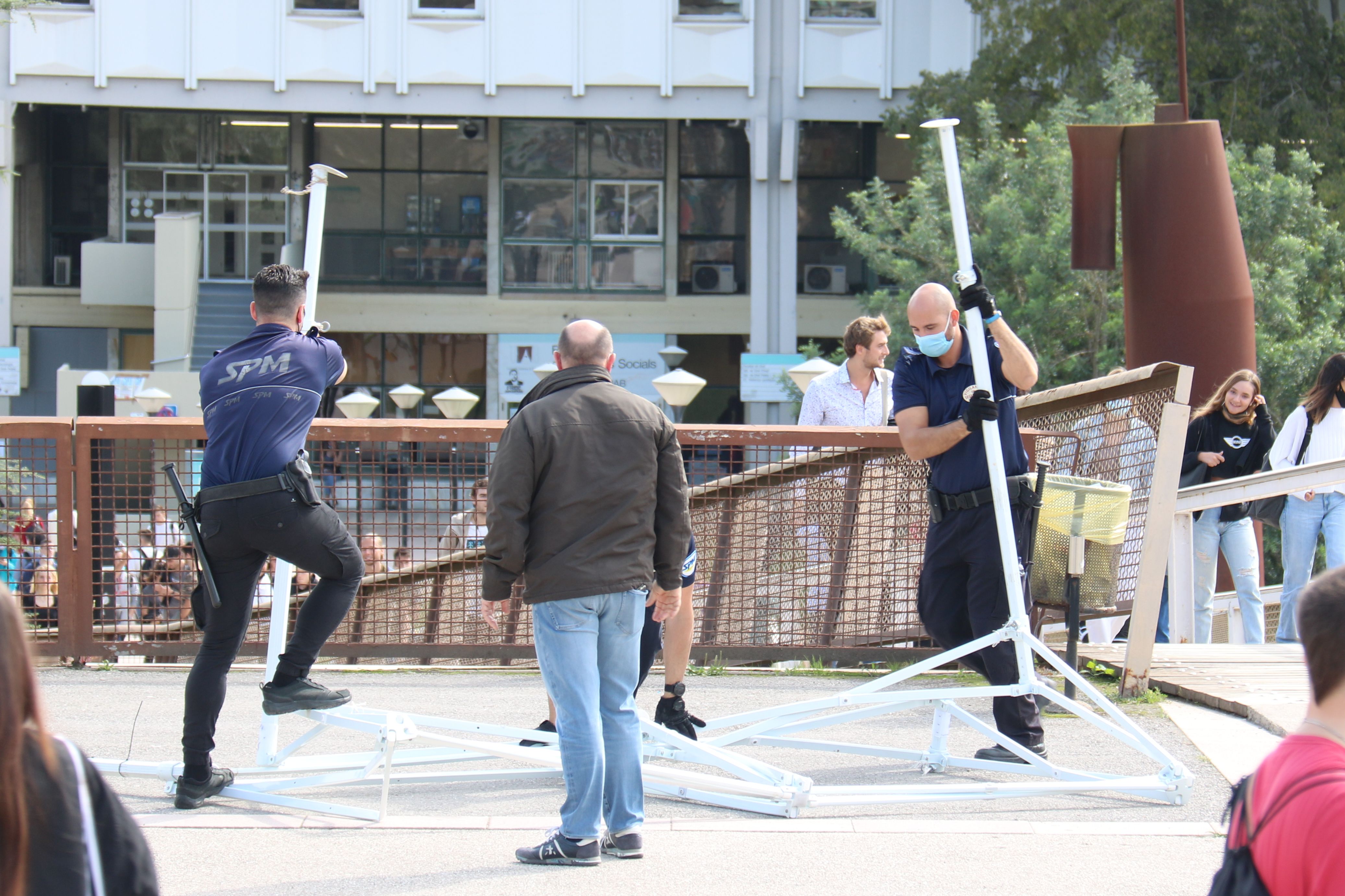 La seguretat privada de la UAB desmunta la carpa de S'ha acabat. FOTO: ACN