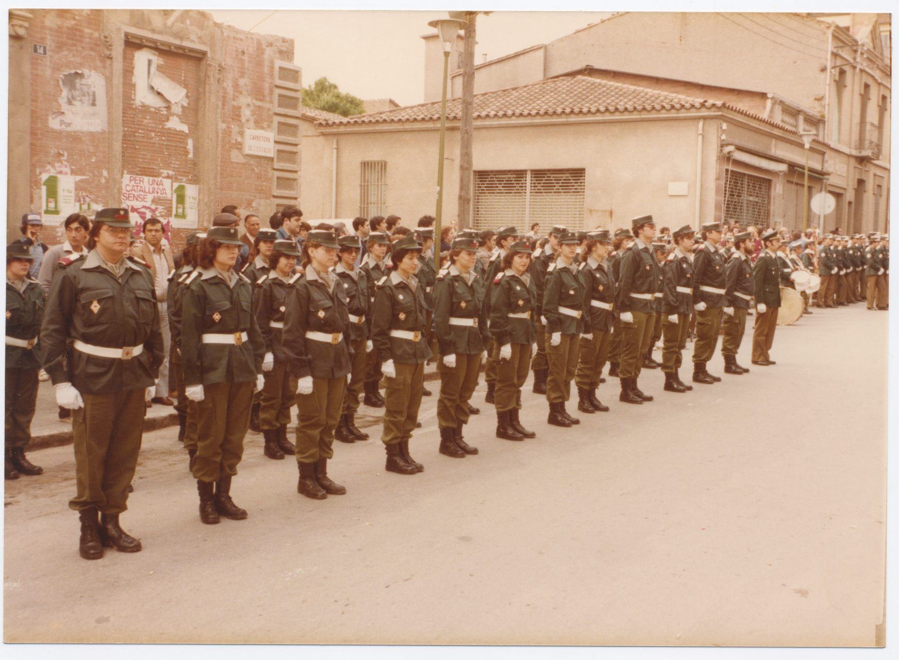 Grup de voluntariat format per homes i dones. FOTO: Creu Roja