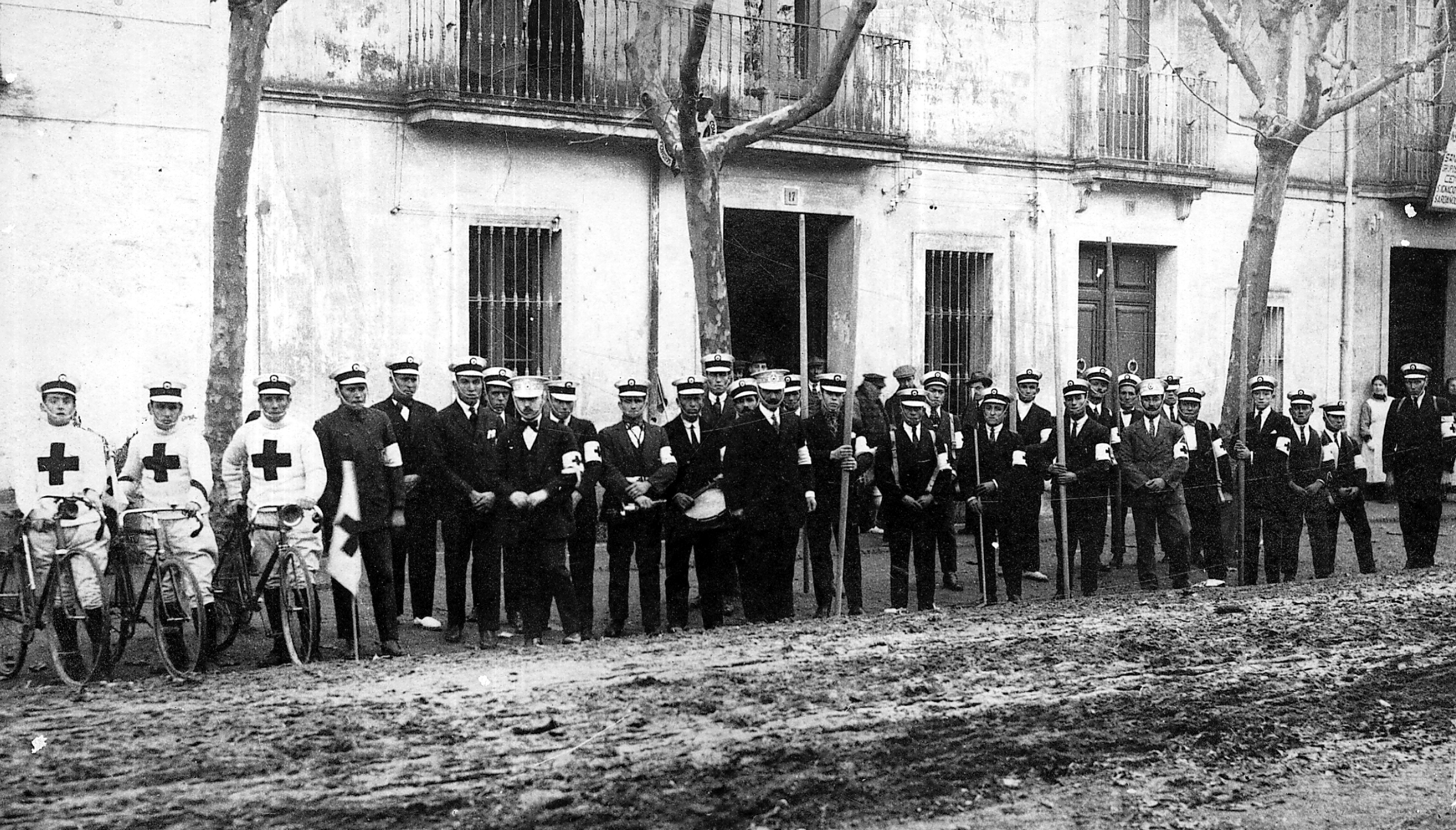 Imatge històrica de voluntaris de la Creu Roja. FOTO: Creu Roja Cerdanyola - Ripollet - Montcada