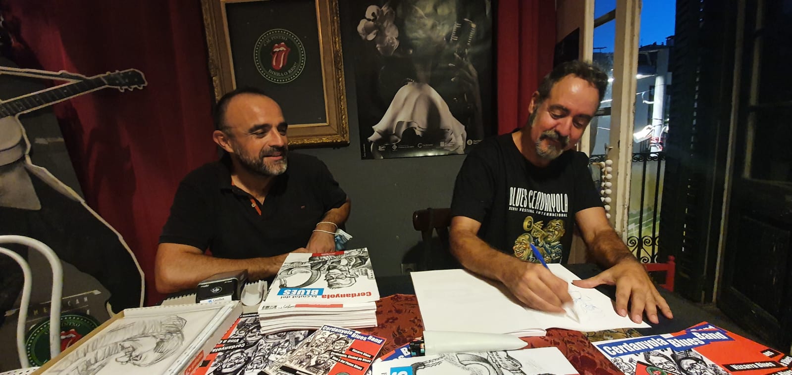 El caricaturista Joan Bizcarra, a la dreta, el dia de la presentació a Cal Pintxo. FOTO: Cedida