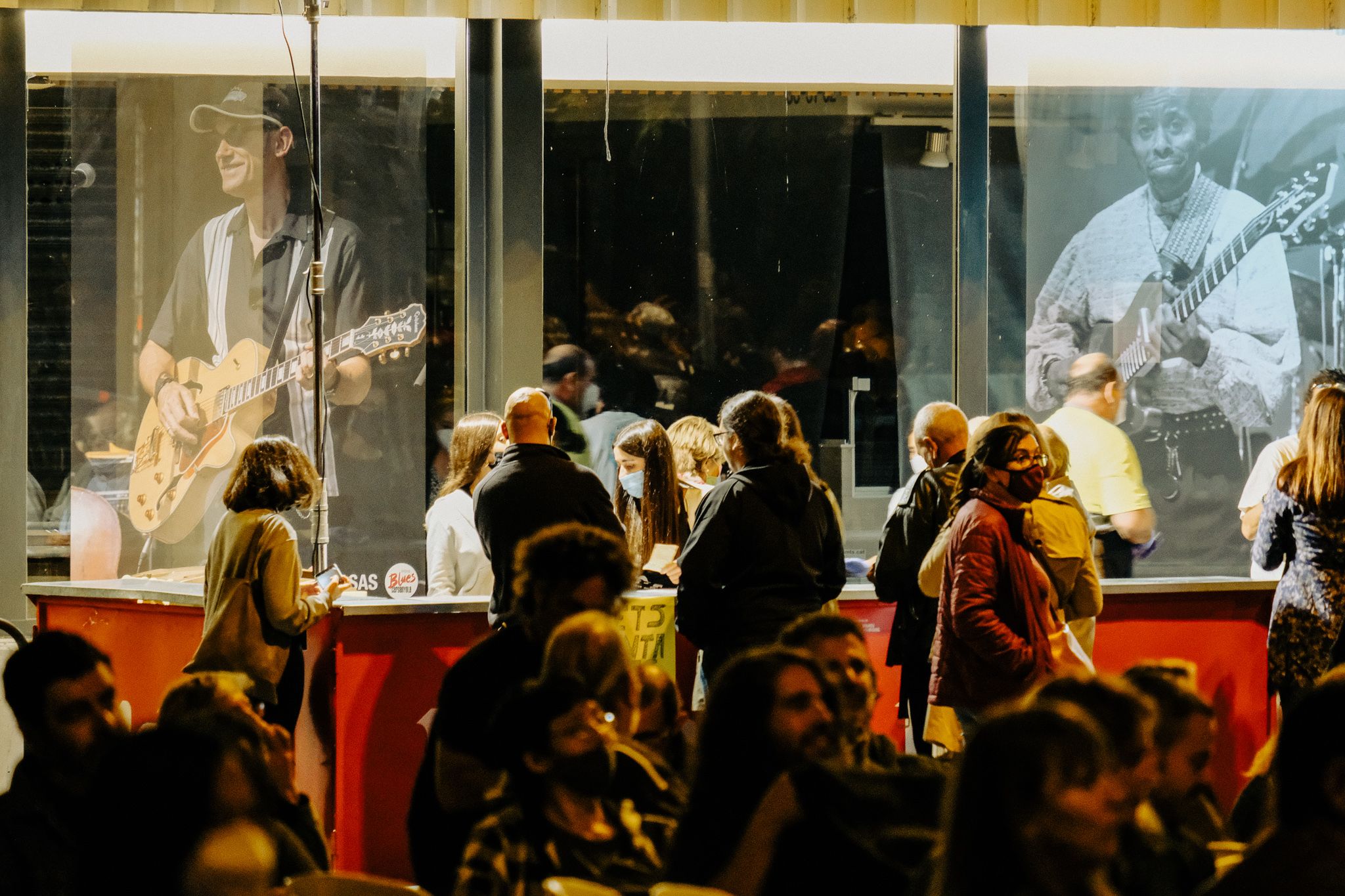 Barra per demanar consumicions la nit de tapes i blues al Mercat de Les Fontetes. FOTO, Ale Gómez