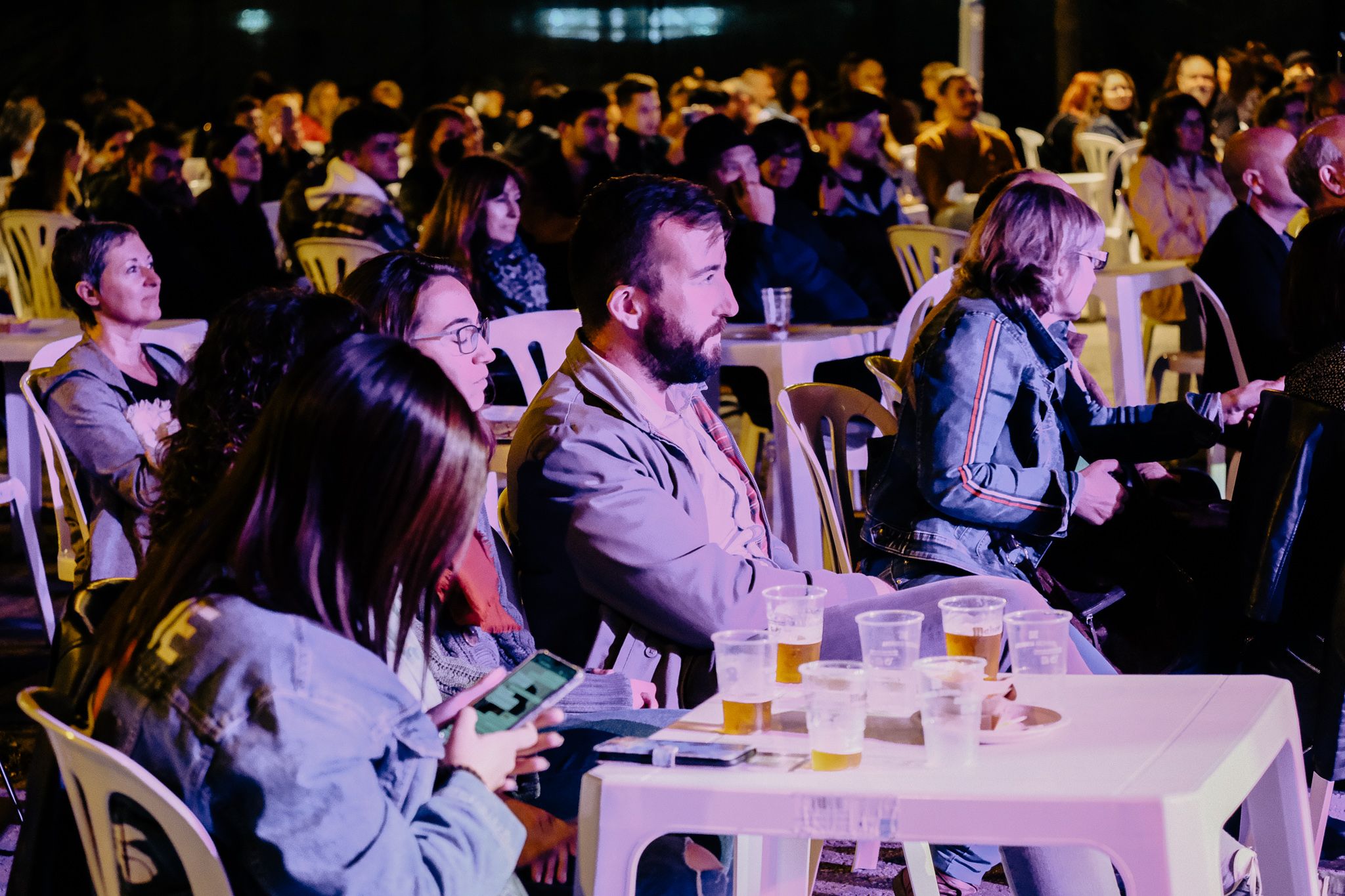 Públic que va assistir a la nit de tapes i blues al Mercat de Les Fontetes. FOTO, Ale Gómez