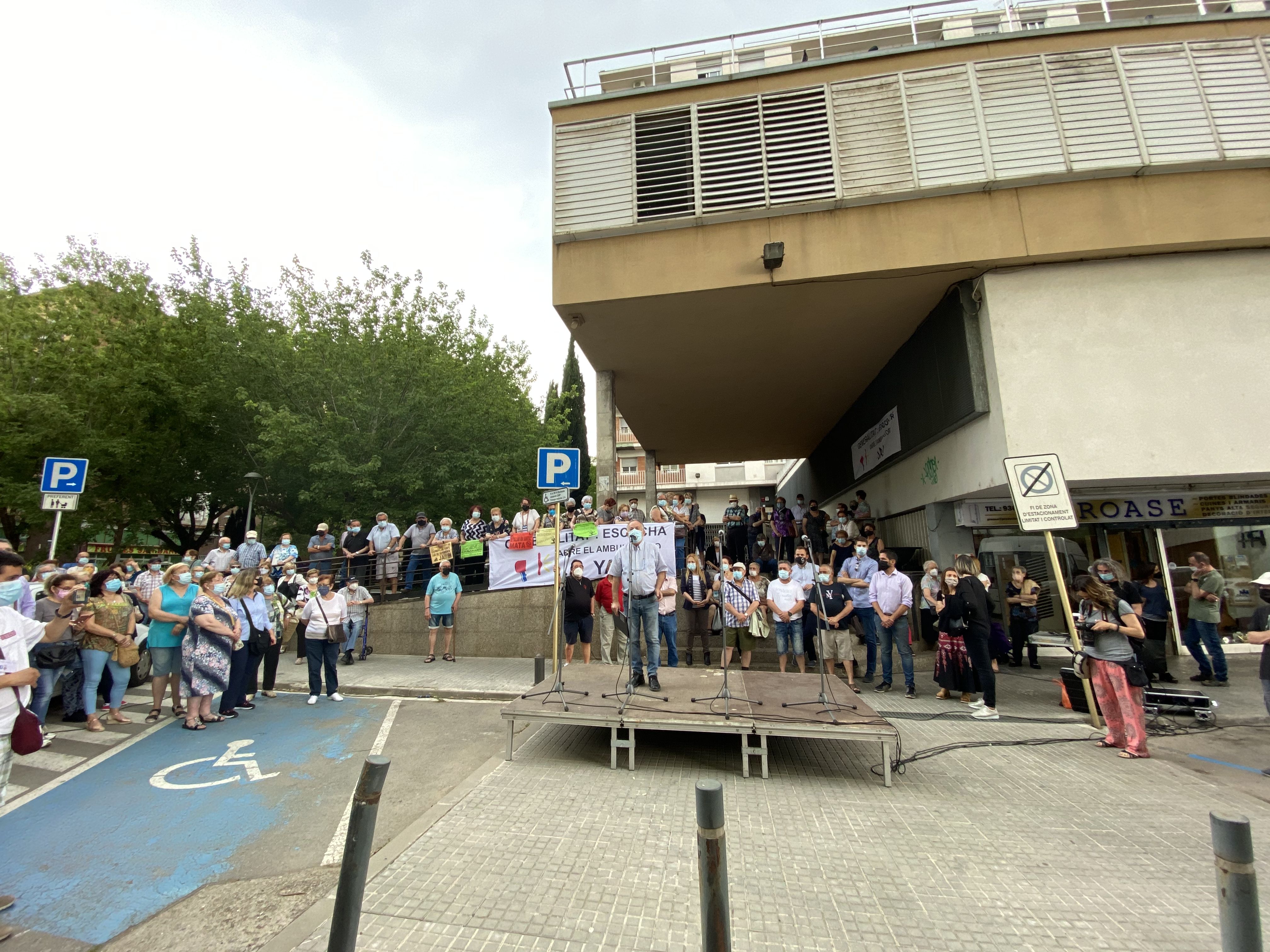 Manifestació davant el CAP de Les Fontetes per demanar la seva reobertura. FOTO: Mónica GM