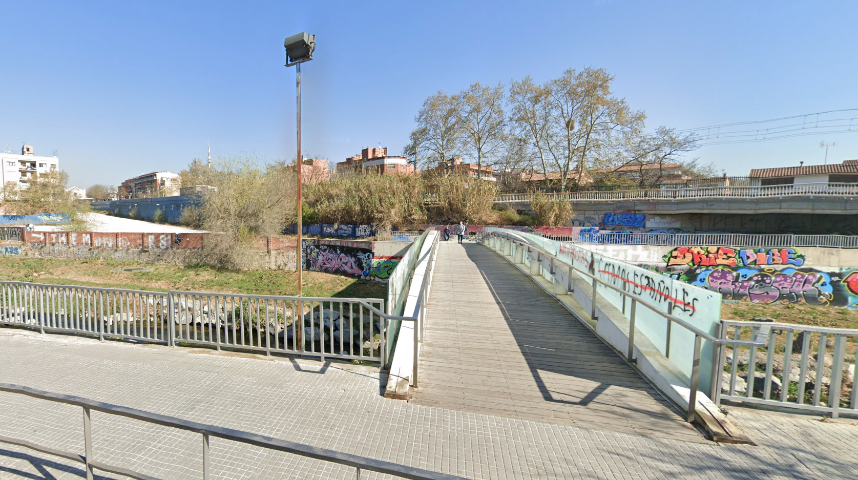 Passarel·la de vianants entre el carrer Reis i la RENFE. FOTO: Google Maps