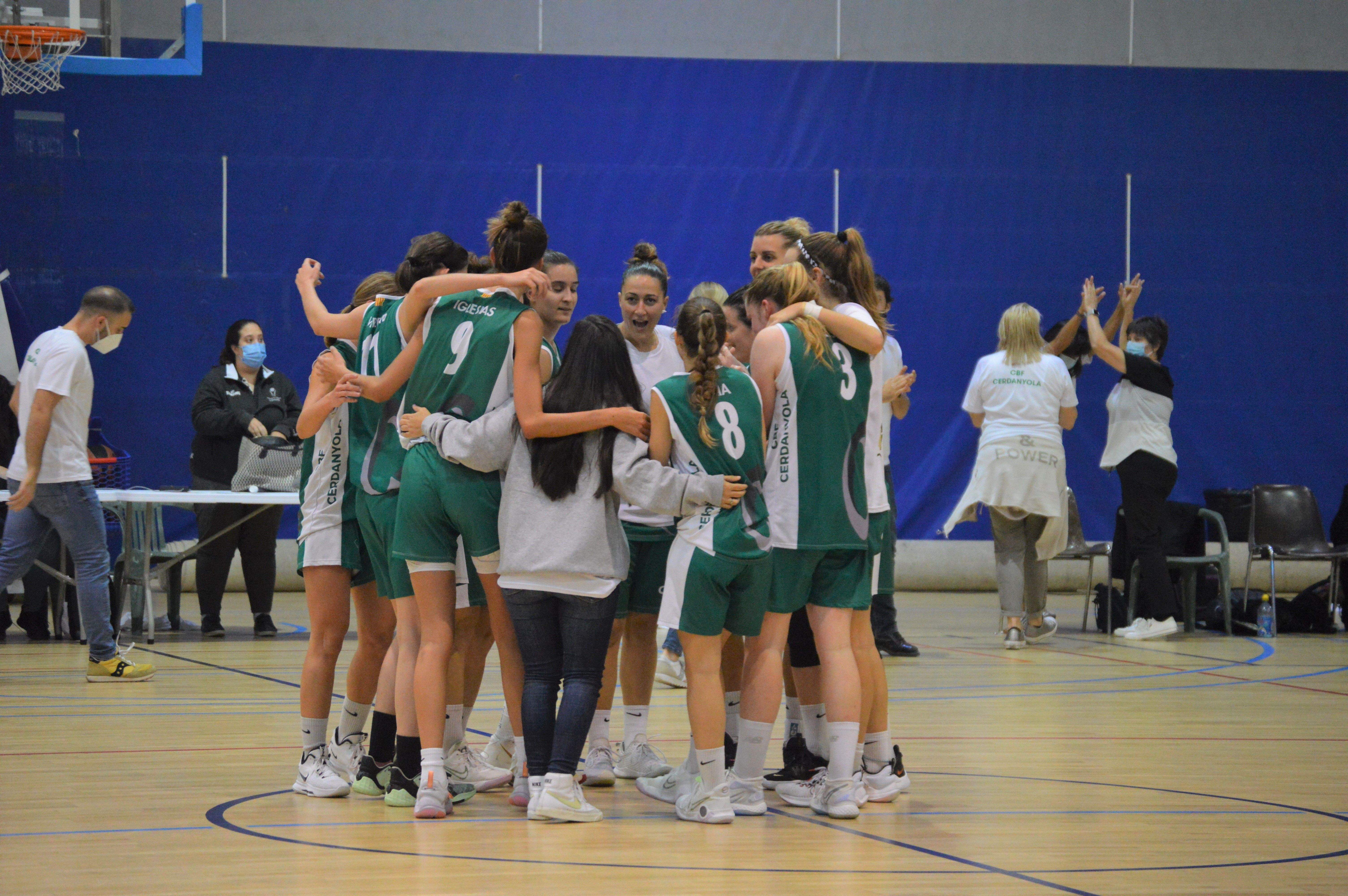 El CBF Cerdanyola celebrant una victòria a Guiera. FOTO: Nora Muñoz