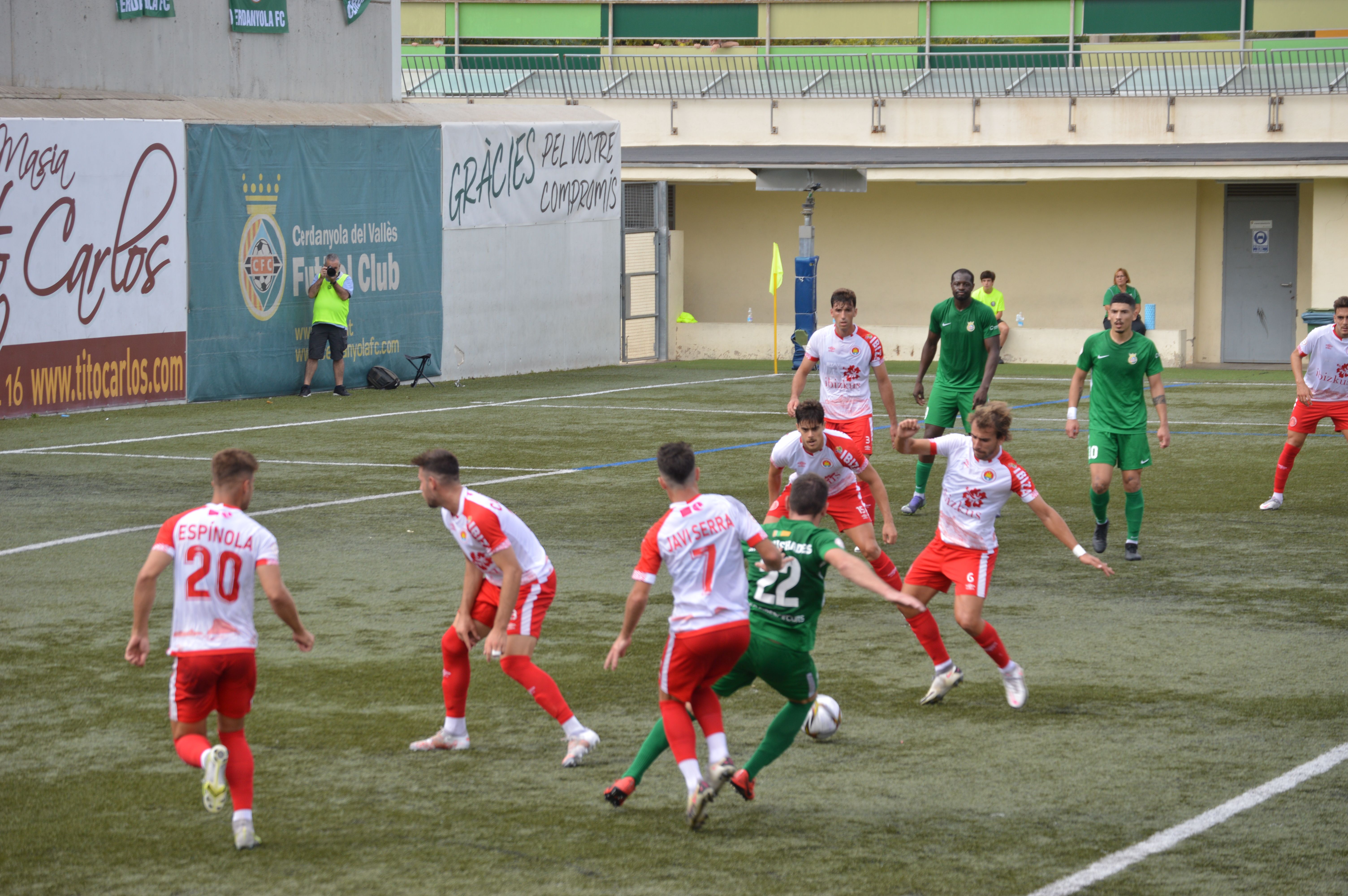 Una jugada del Cerdanyola FC-CD Eivissa. FOTO: Nora Muñoz Una jugada del Cerdanyola FC-CD Eivissa. FOTO: Nora Muñoz