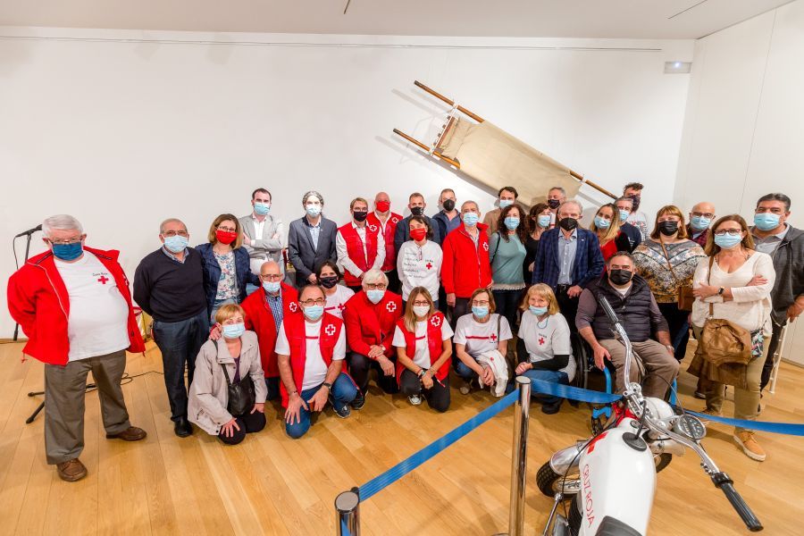 Foto de família de voluntaris i autoritats en la presentació de l'exposició de la Creu Roja a Ca n'Oliver. FOTO: Núria Puentes (Ajuntament de Cerdanyola) Foto de família de voluntaris i autoritats en la presentació de l'exposició de la Creu Roja a Ca n'Oliver. FOTO: Núria Puentes (Ajuntament de Cerdanyola)