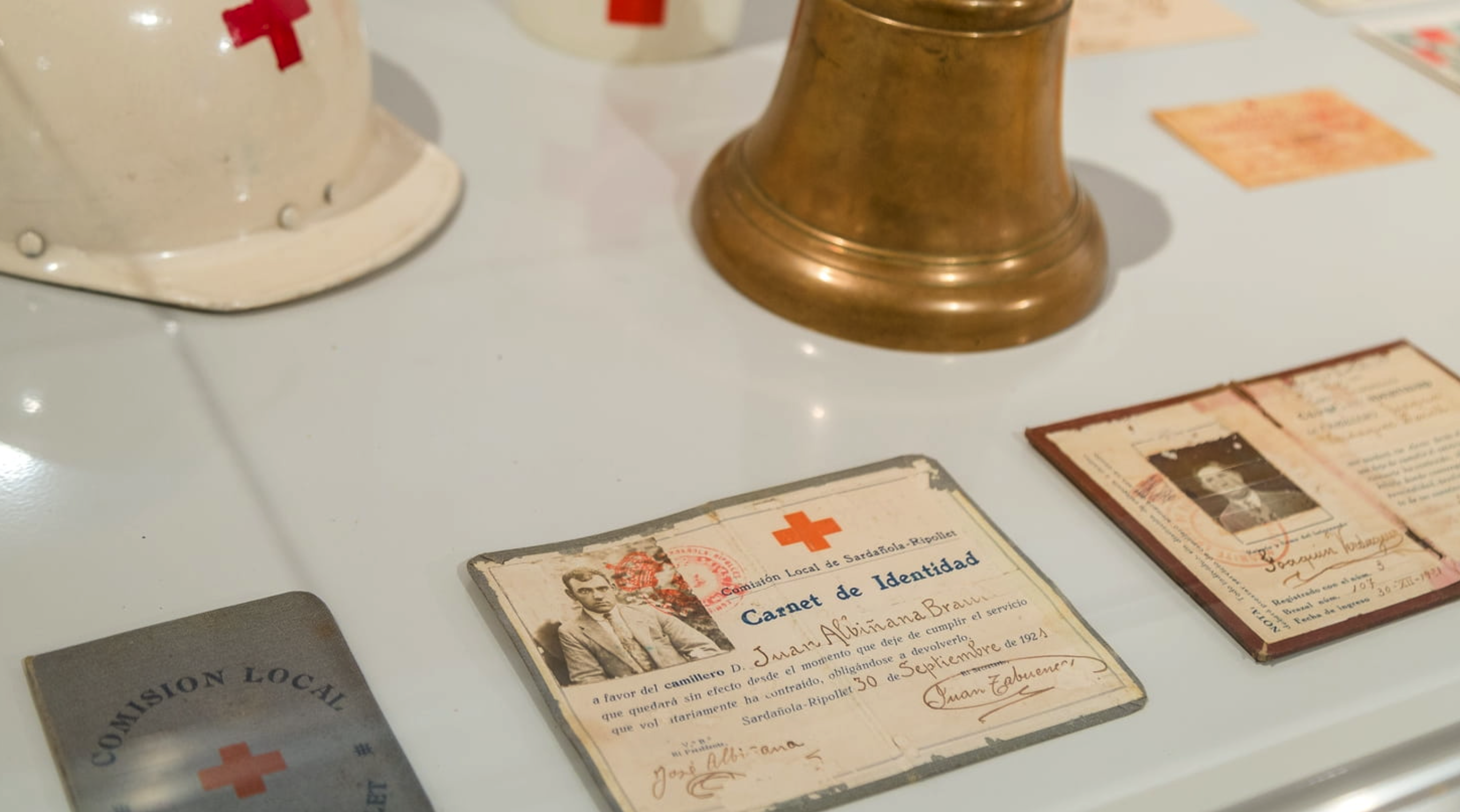 A l'exposició es poden veure objectes i documents històrics de la Creu Roja local. FOTO: Núria Puentes (Ajuntament de Cerdanyola)