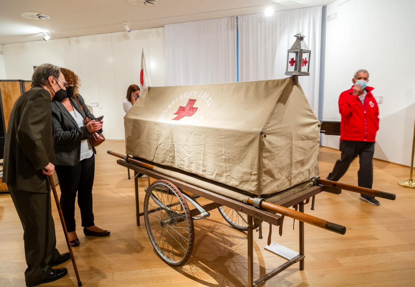 A l'exposició es poden veure objectes i documents històrics de la Creu Roja local. FOTO: Núria Puentes (Ajuntament de Cerdanyola)
