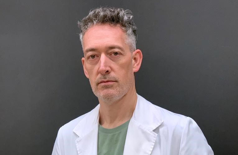 Joe López vestit com el personatge que interpreta a 'Desaparecida NN12'. FOTO: Atabalat Teatre