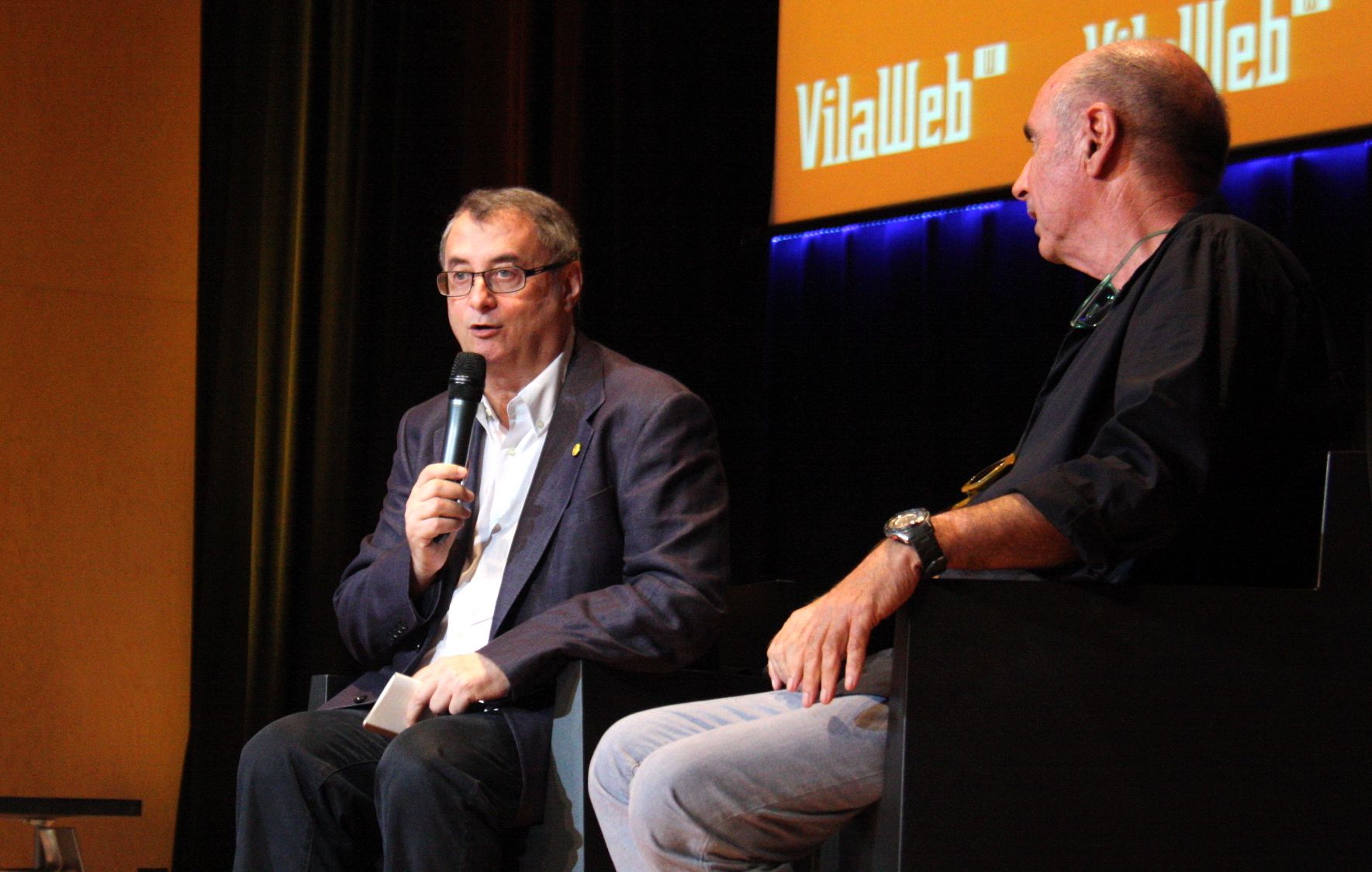 Vicent Partal presentant un acte amb Lluis Llach. FOTO: ACN
