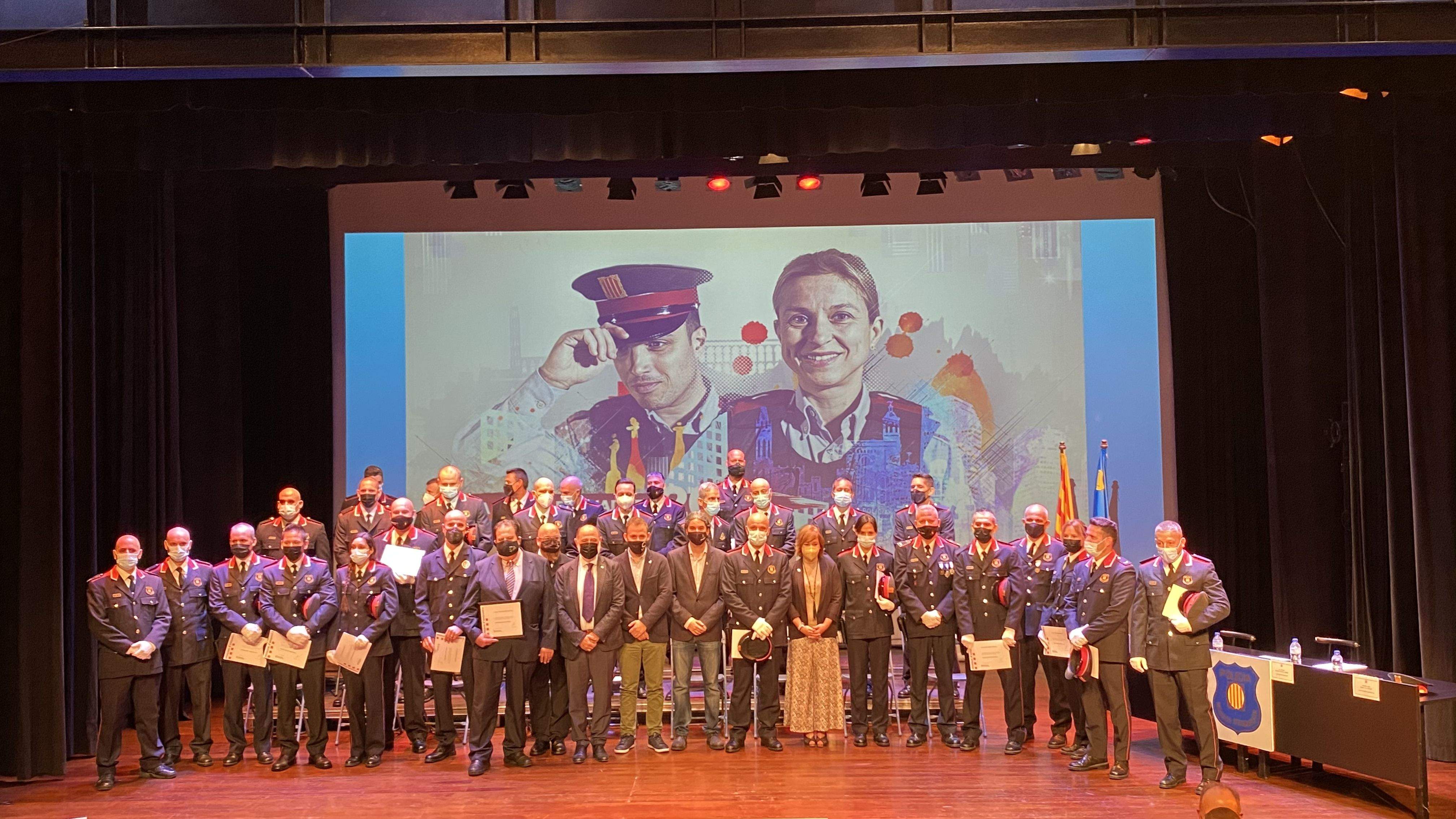 Foto grupal dels agents reconeguts, caps de Mossos i representants dels ajuntaments en el Dia de les Esquadres. FOTO: Mónica GM
