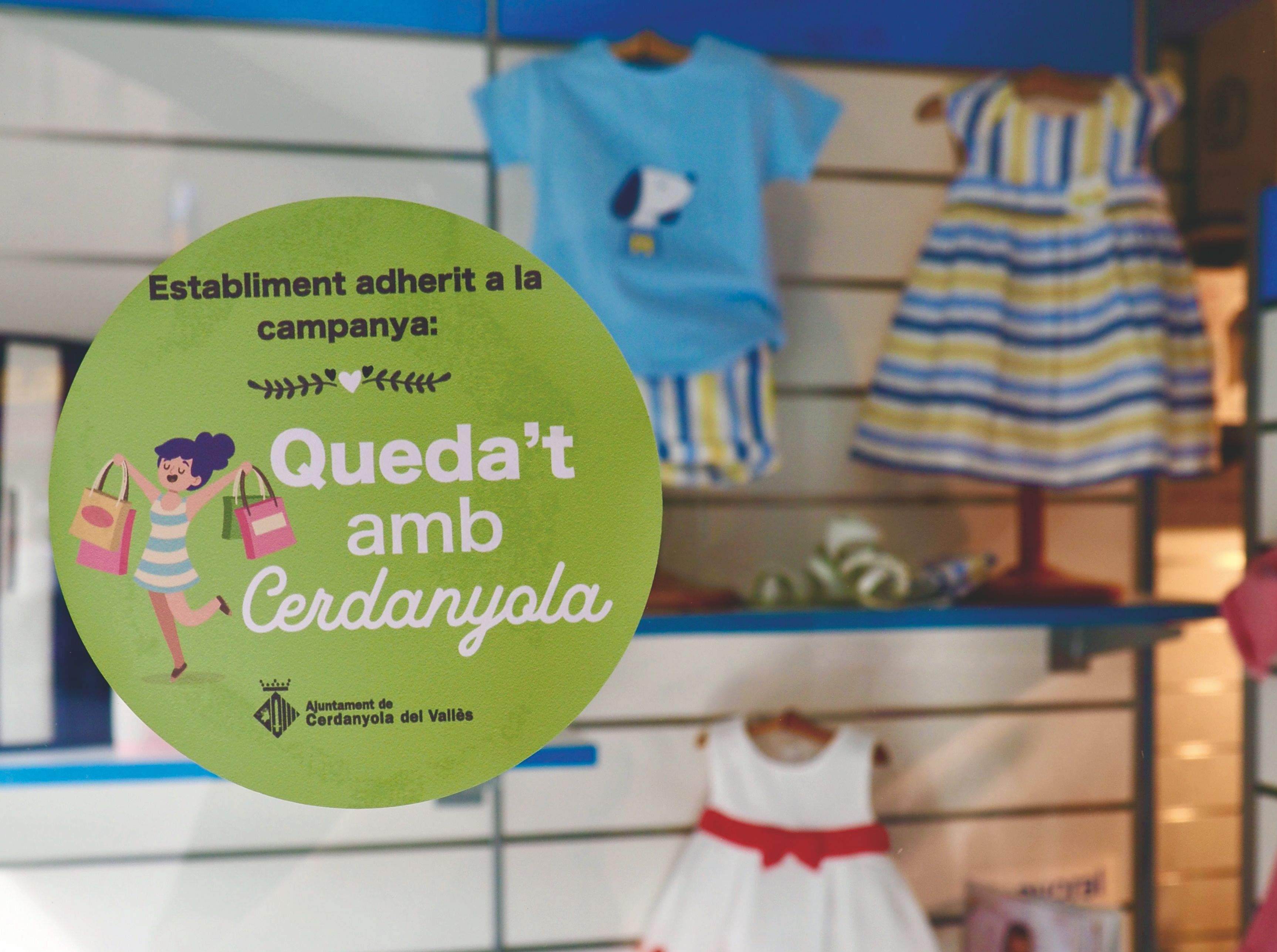 El comerços participants de la campanya de vals descompte tenen aquest logo al seu aparador. FOTO: Mónica GM