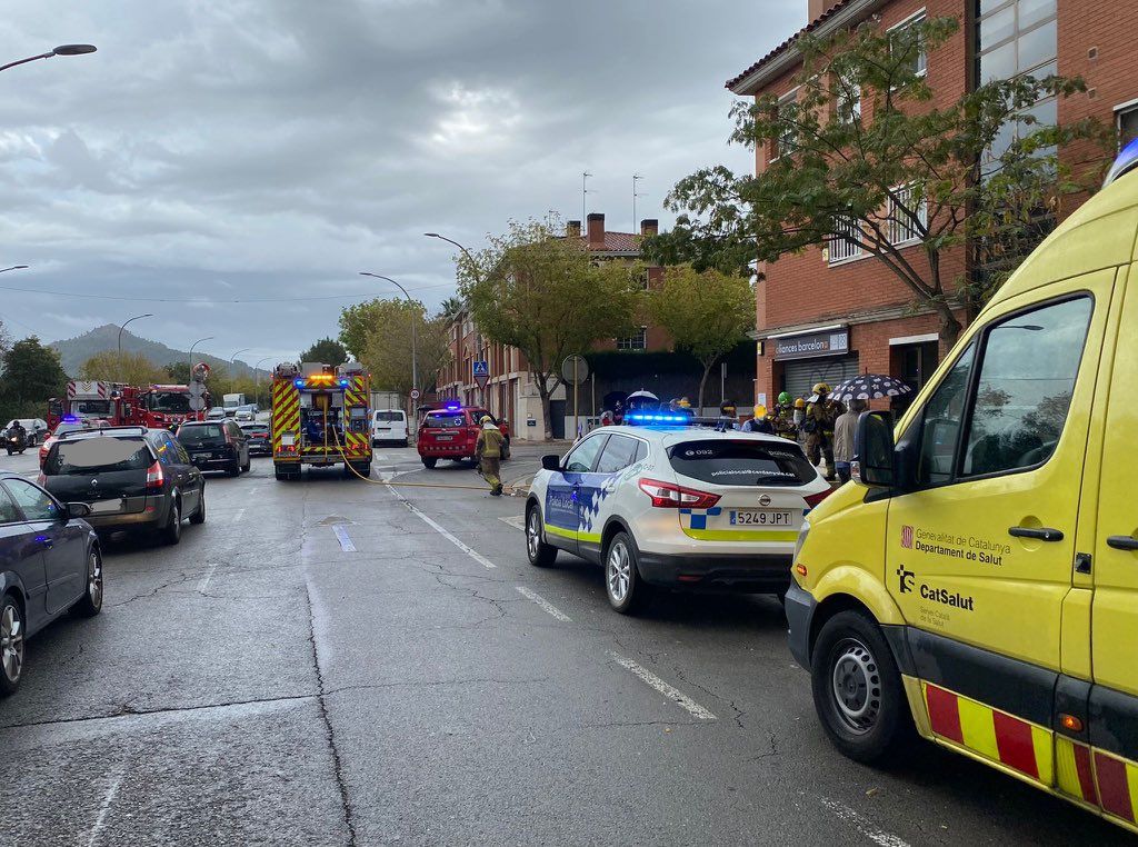 Bombers i Policia Local actuen en un incendi a la Ronda de Cerdanyola el 23 d'octubre. FOTO: Policia Local