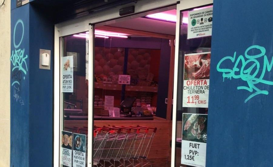 Pintada de grafit al la carnisseria La Granja del carrer Francesc Layret. FOTO: Cedida