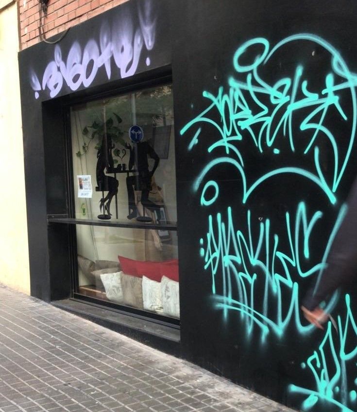 La façana d'aquest establiment ha quedat completament tapada pels grafits. FOTO: Cedida