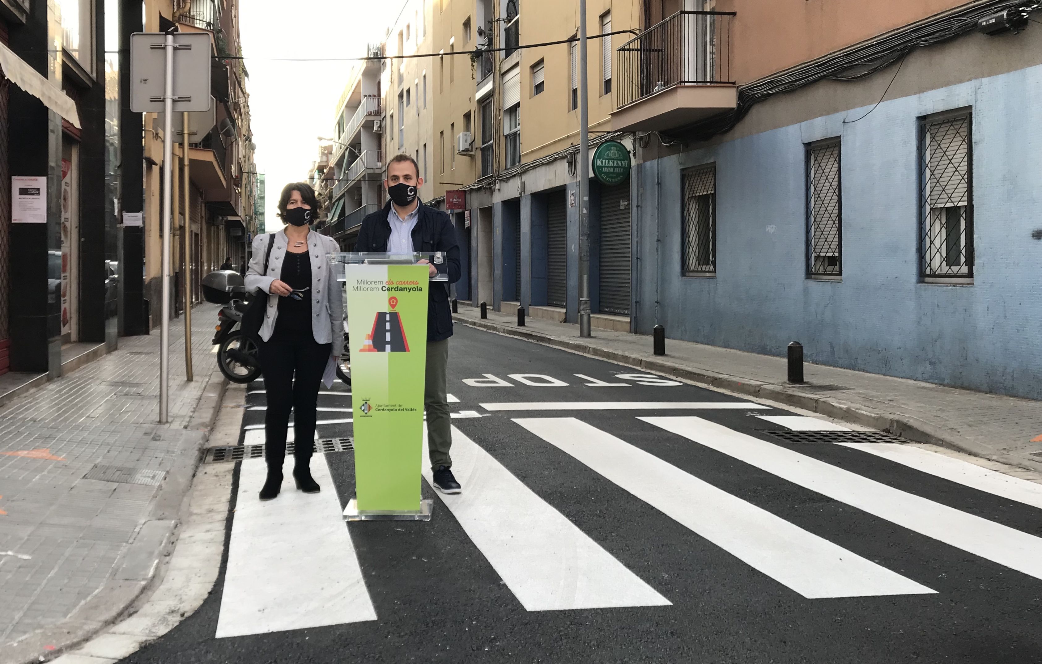 La regidora Eulàlia Mimó i l'alcalde Carlos Cordón presenten el pla d'asfaltat a Cerdanyola. FOTO: Mónica GM