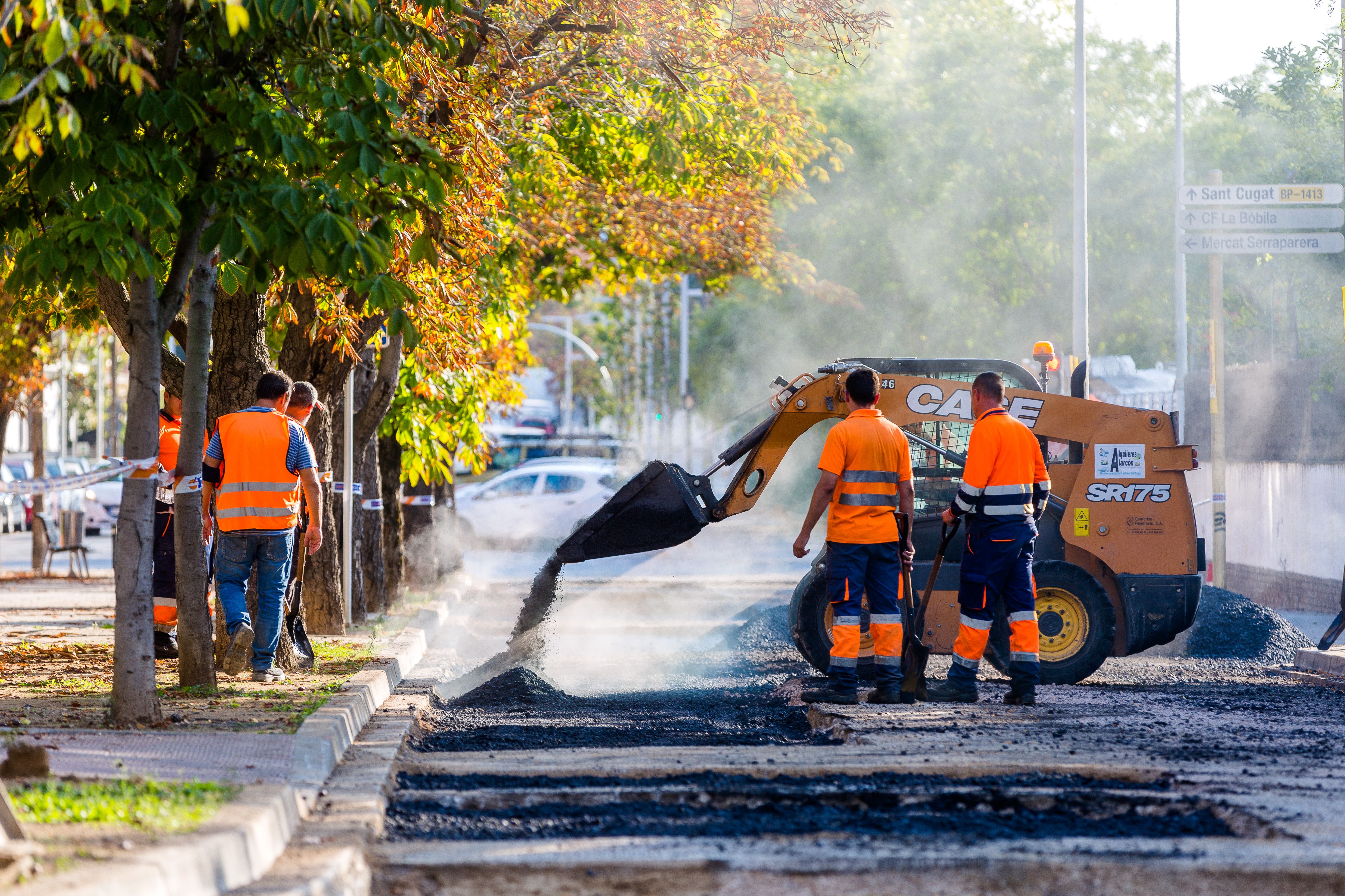 Treball sobre l'asfalt de l'avinguda Roma el 2021. FOTO: Núria Puentes (Ajuntament de Cerdanyola)