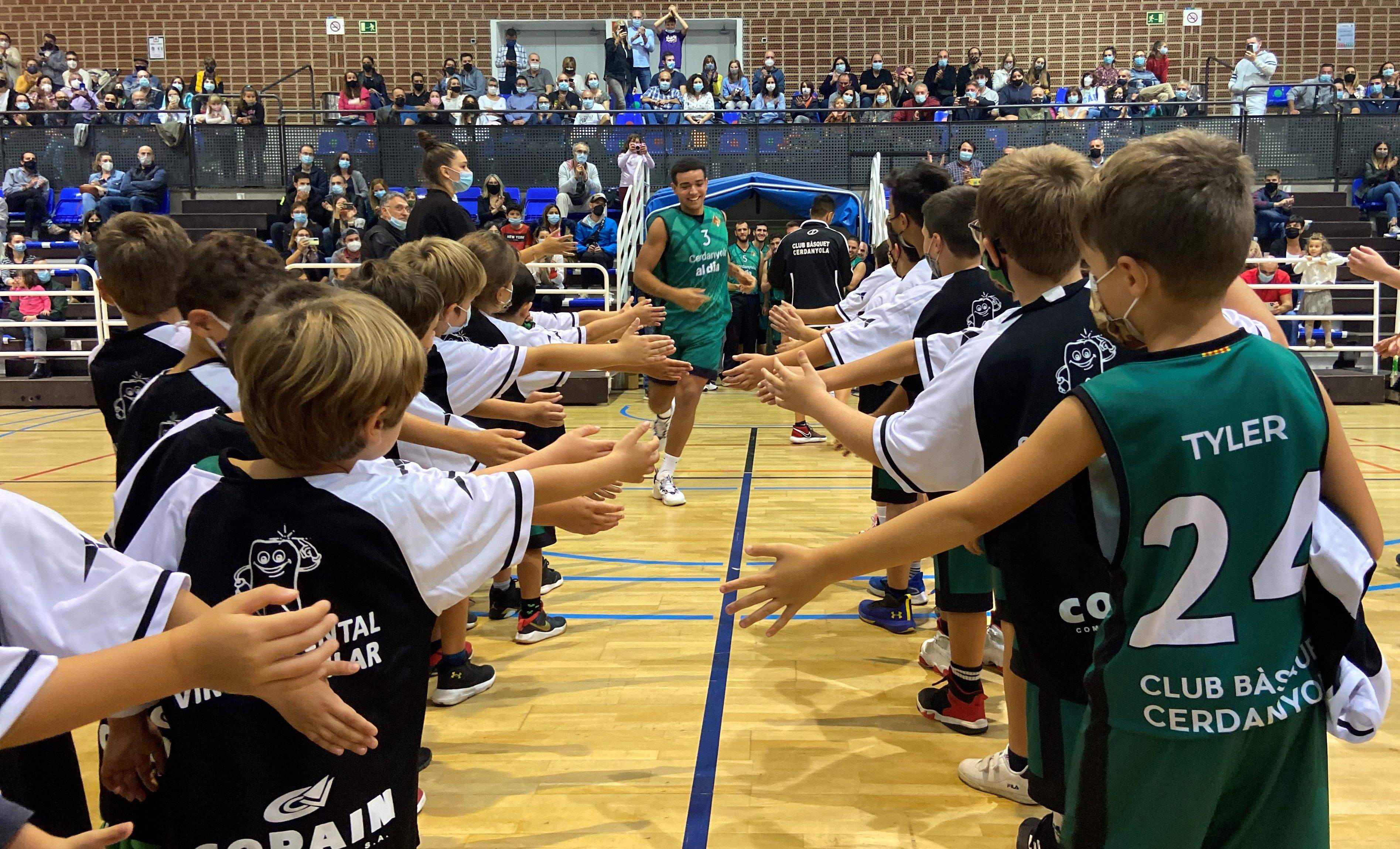 Els més petits han fet un passadís a l'equip Sènior A del CB Cerdanyola. FOTO: Nora Muñoz