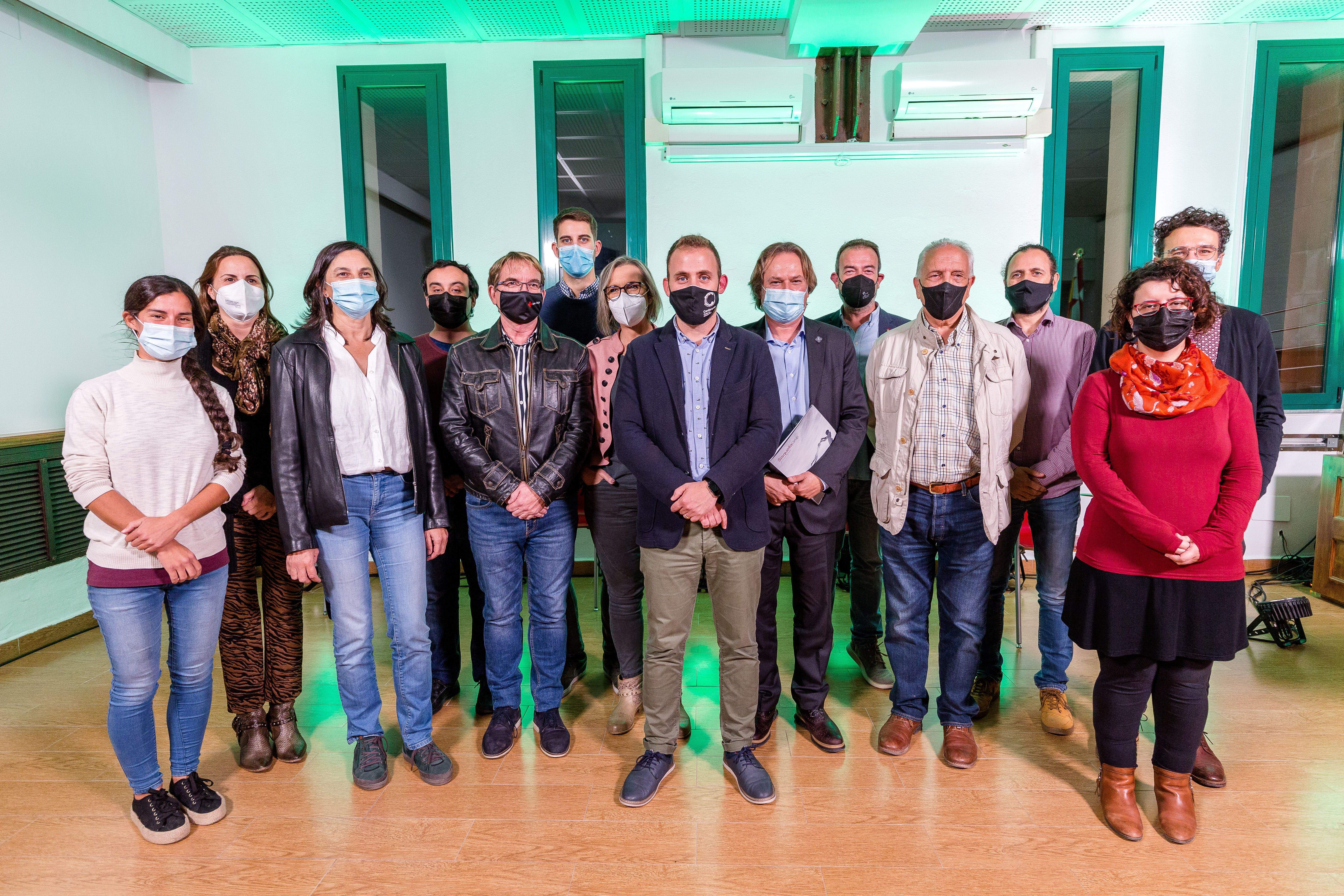 Fotografia grupal de la presentació del Pla Estratètig de Ciutat amb autoritats, polítics i agents socials i culturals. FOTO: Núria Puentes (Ajuntament de Cerdanyola)