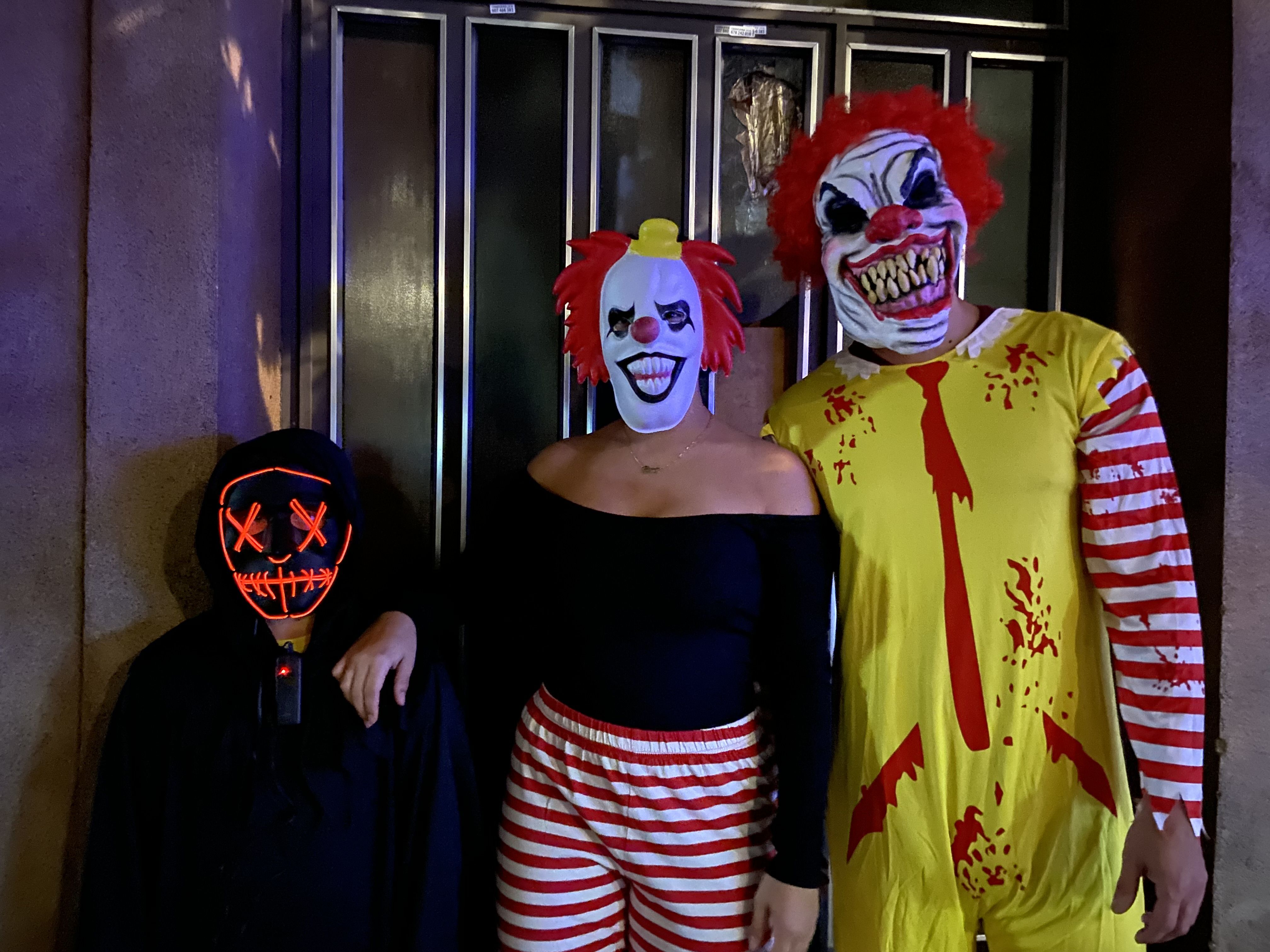 Tres veïns de Cerdanyola disfressats la nit de Halloween. FOTO: Nora Muñoz Otero
