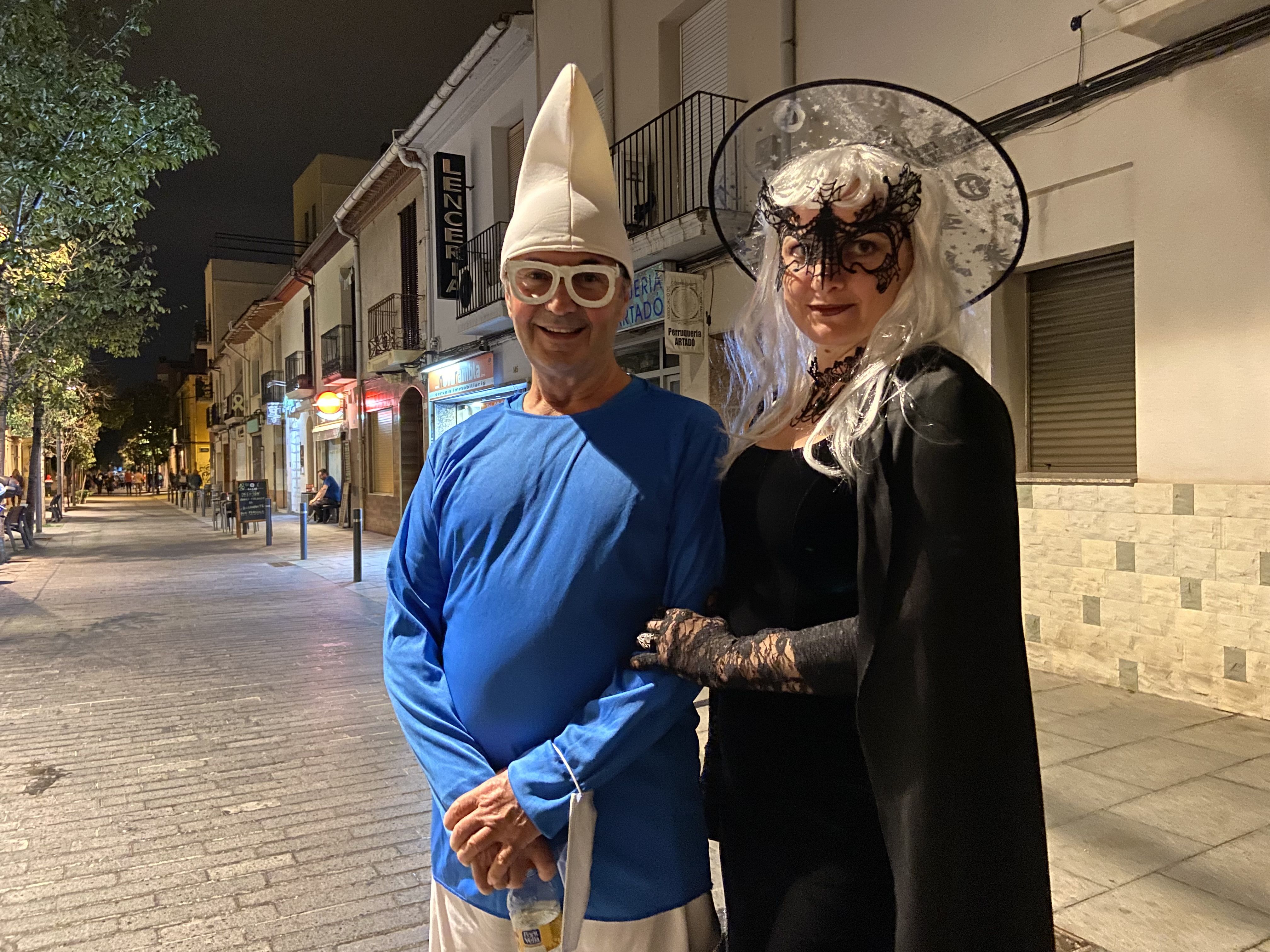 Dos veïns de Cerdanyola disfressats la nit de Halloween. FOTO: Nora Muñoz Otero
