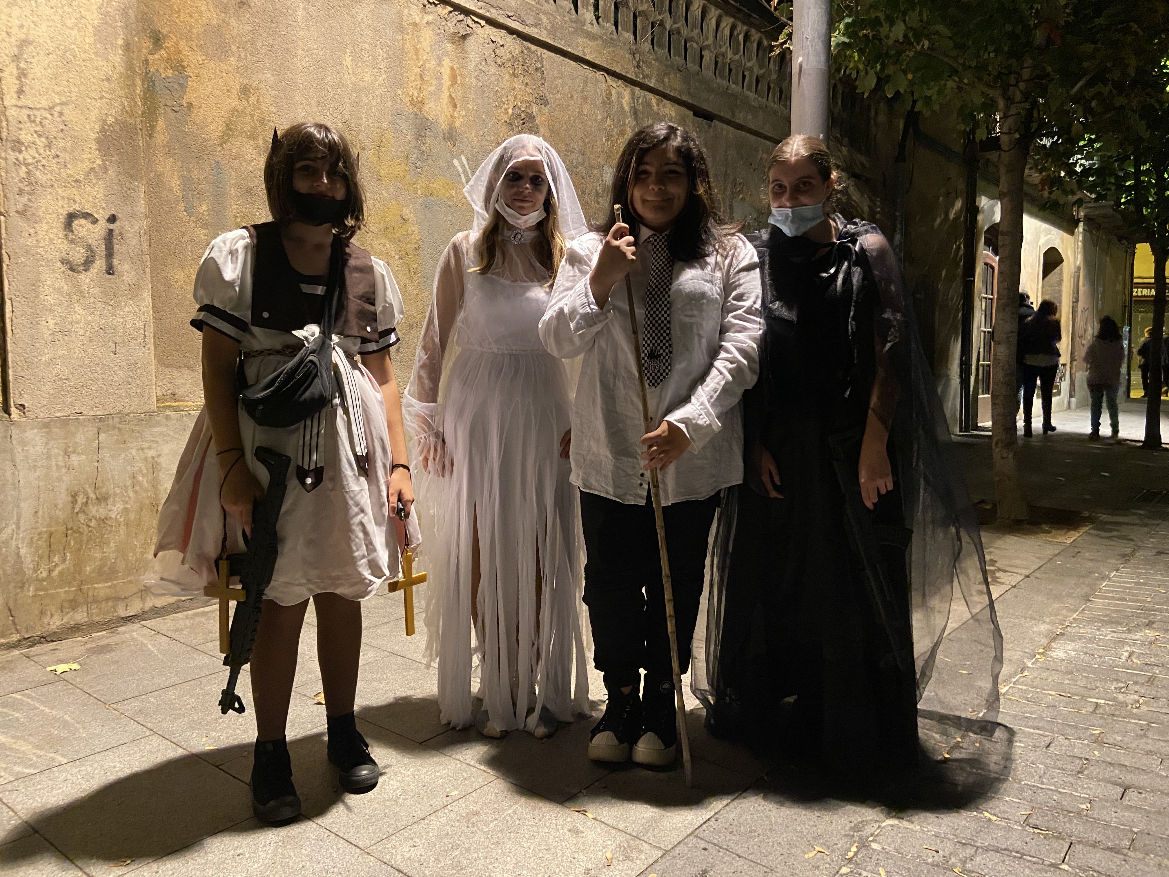 Quatre veïnes de Cerdanyola disfressades la nit de Halloween. FOTO: Nora Muñoz Otero
