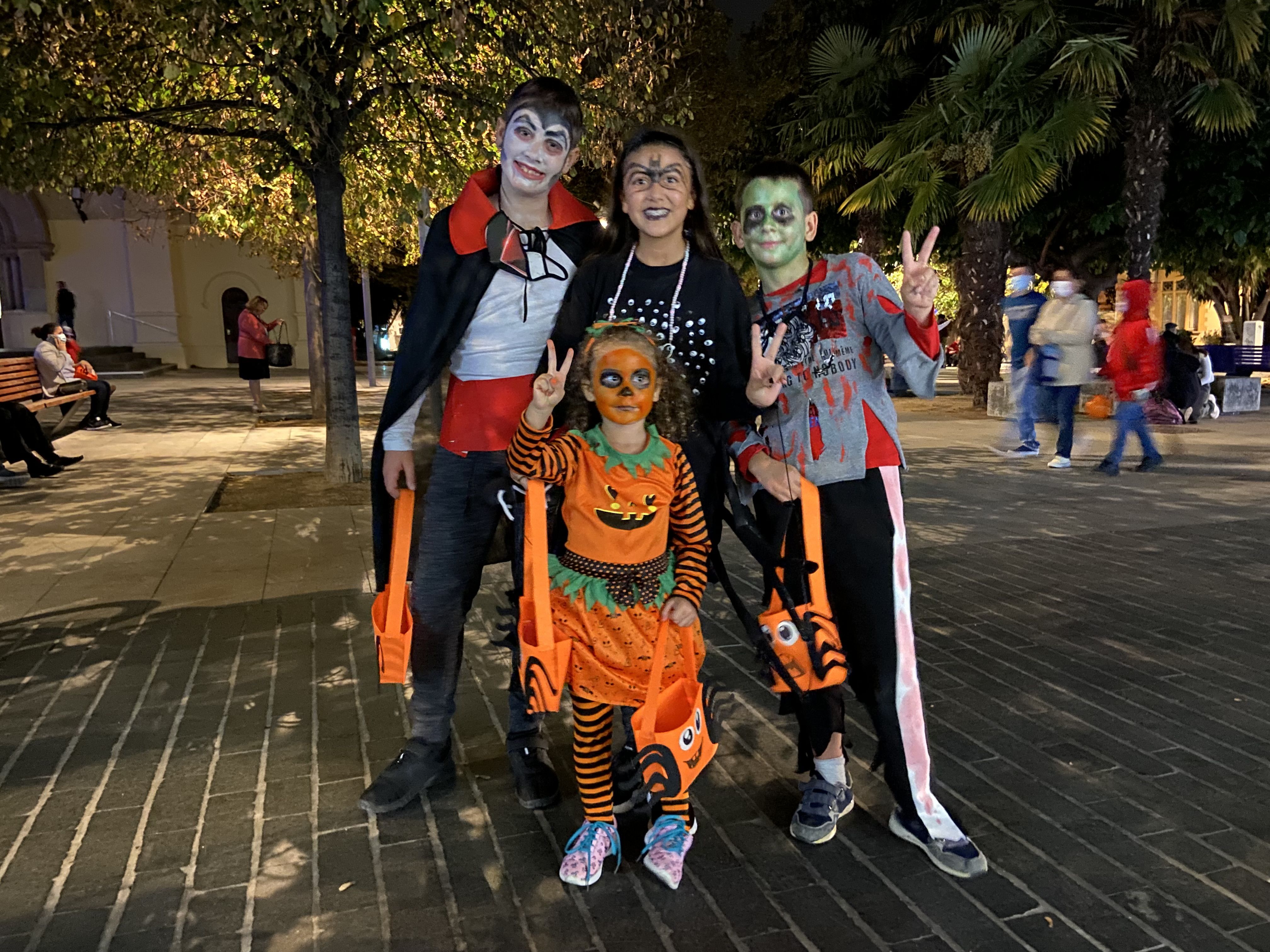 Nens veïns de Cerdanyola disfressats la nit de Halloween. FOTO: Nora Muñoz Otero