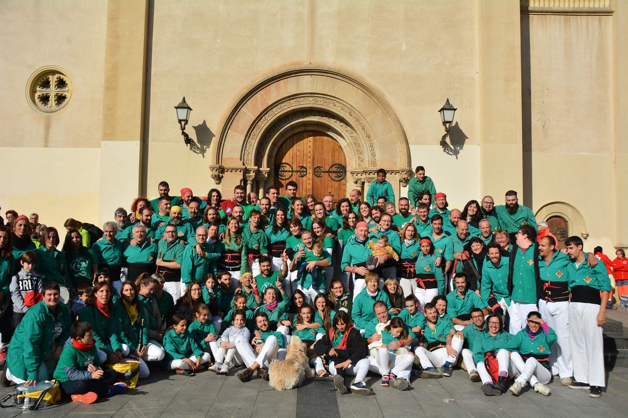 Castellers de Cerdanyola davant de l'església municipal. FOTO: Facebook entitat